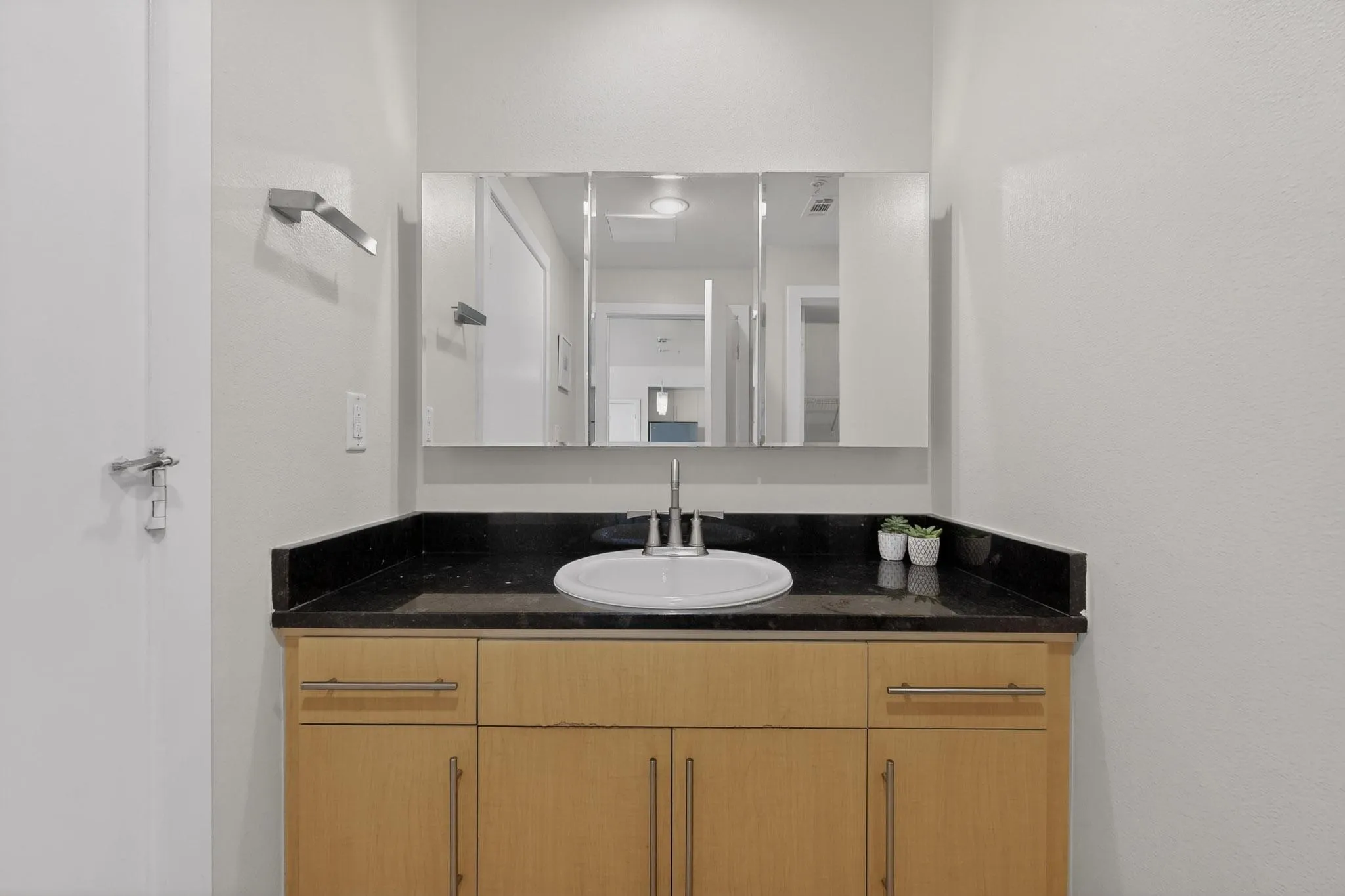 Condominium For Rent in Dallas County , 4605 Cedar Springs Road 224, Dallas, Texas 75219, 1 Bedroom, 1 Bathroom, Garage spaces, 749 Sqft, built in 2005, mls#21392160, Real Estate Agent in Dallas, Homes For Rent in Dallas county, Homes For Rent in Dallas, Realtor in Dallas Texas, Real Estate Brokerage Independent Realty Texas, Luminita Cordes Realtor