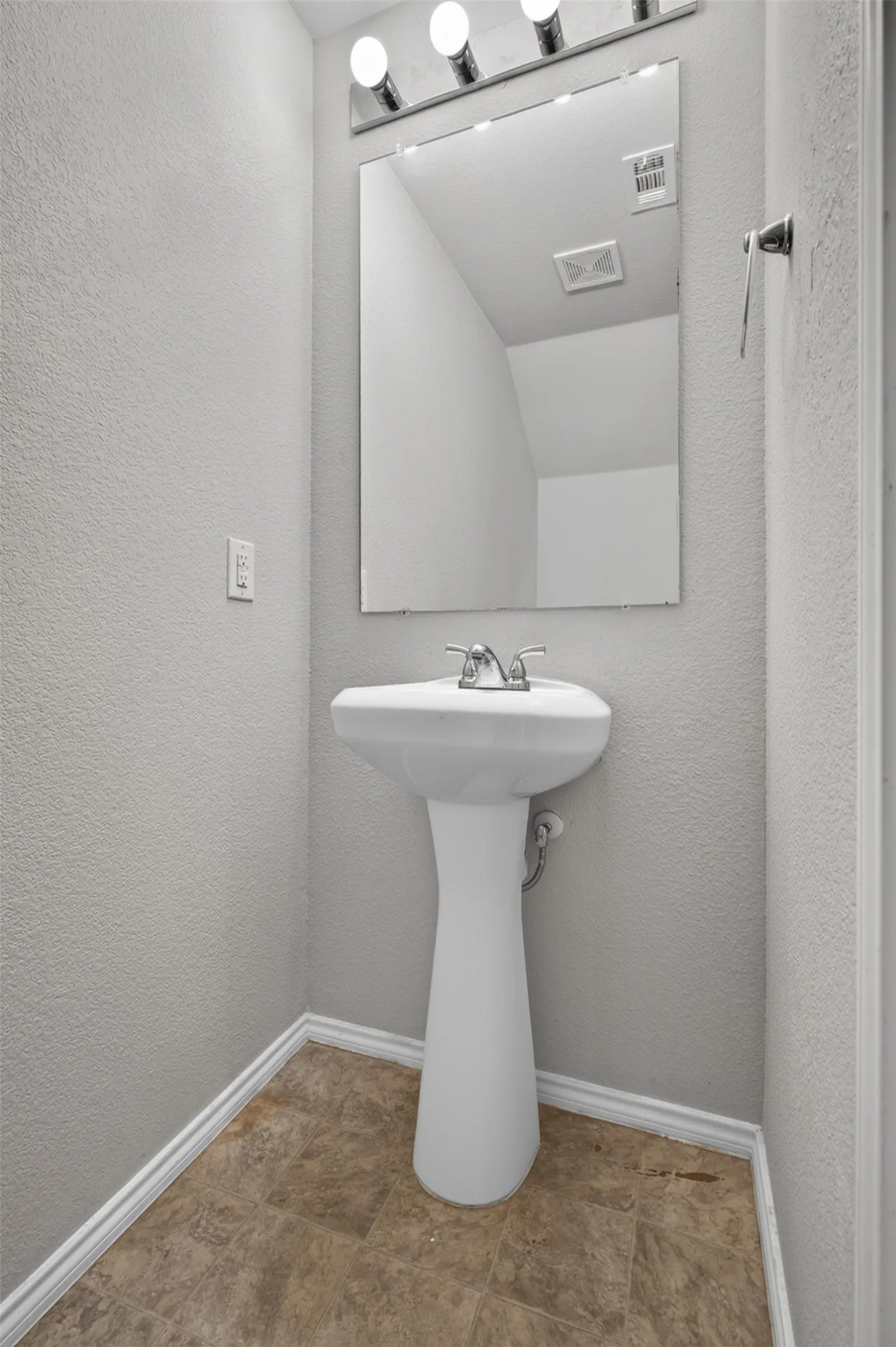 Single Family Residence For Rent in Tarrant County , 6341 Bollard Drive, Fort Worth, Texas 76179, 4 Bedroom, 4 Bathroom, 2 Garage spaces, 2,680 Sqft, built in 2020, mls#21392162, Real Estate Agent in Fort Worth, Homes For Rent in Tarrant county, Homes For Rent in Fort Worth, Realtor in Fort Worth Texas, Real Estate Brokerage Independent Realty Texas, Luminita Cordes Realtor