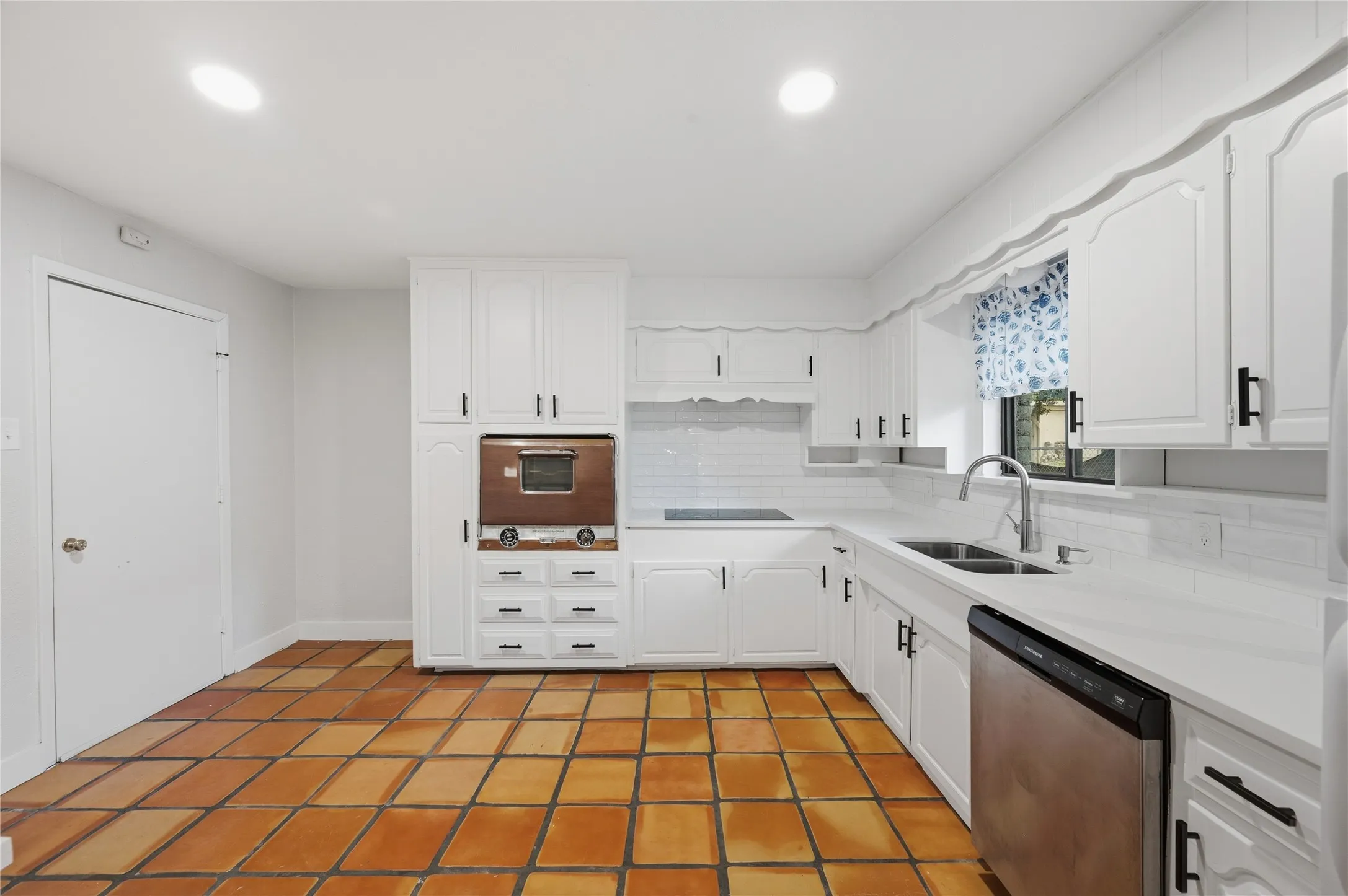Single Family Residence For Sale in Tarrant County , 6920 Valhalla Road, Fort Worth, Texas 76116, 3 Bedroom, 2 Bathroom, 4 Garage spaces, 1,672 Sqft, built in 1959, mls#21391752, Real Estate Agent in Fort Worth, Homes For Sale in Tarrant county, Homes For Sale in Fort Worth, Realtor in Fort Worth Texas, Real Estate Brokerage Independent Realty Texas, Luminita Cordes Realtor