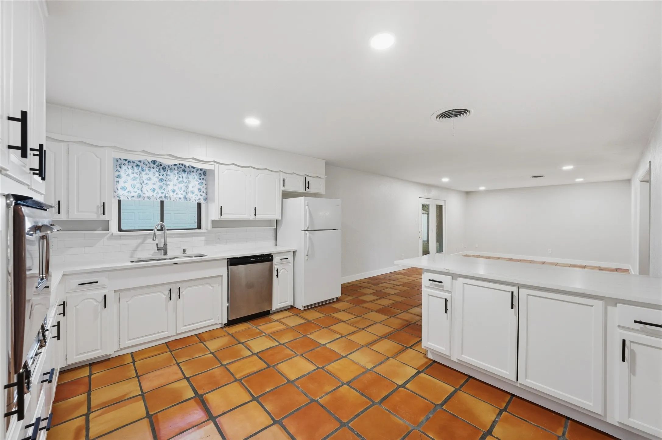 Single Family Residence For Sale in Tarrant County , 6920 Valhalla Road, Fort Worth, Texas 76116, 3 Bedroom, 2 Bathroom, 4 Garage spaces, 1,672 Sqft, built in 1959, mls#21391752, Real Estate Agent in Fort Worth, Homes For Sale in Tarrant county, Homes For Sale in Fort Worth, Realtor in Fort Worth Texas, Real Estate Brokerage Independent Realty Texas, Luminita Cordes Realtor
