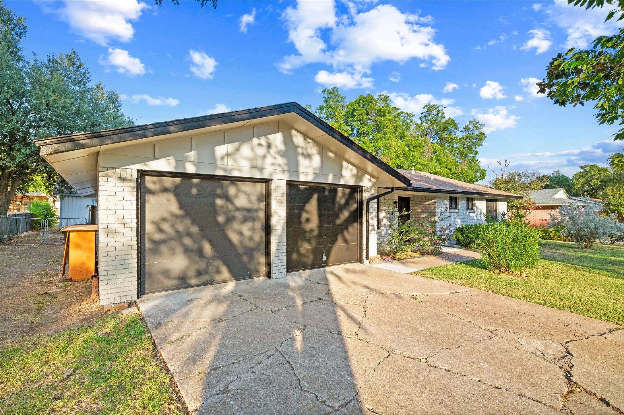 Single Family Residence For Sale in Tarrant County , 6920 Valhalla Road, Fort Worth, Texas 76116, 3 Bedroom, 2 Bathroom, 4 Garage spaces, 1,672 Sqft, built in 1959, mls#21391752, Real Estate Agent in Fort Worth, Homes For Sale in Tarrant county, Homes For Sale in Fort Worth, Realtor in Fort Worth Texas, Real Estate Brokerage Independent Realty Texas, Luminita Cordes Realtor