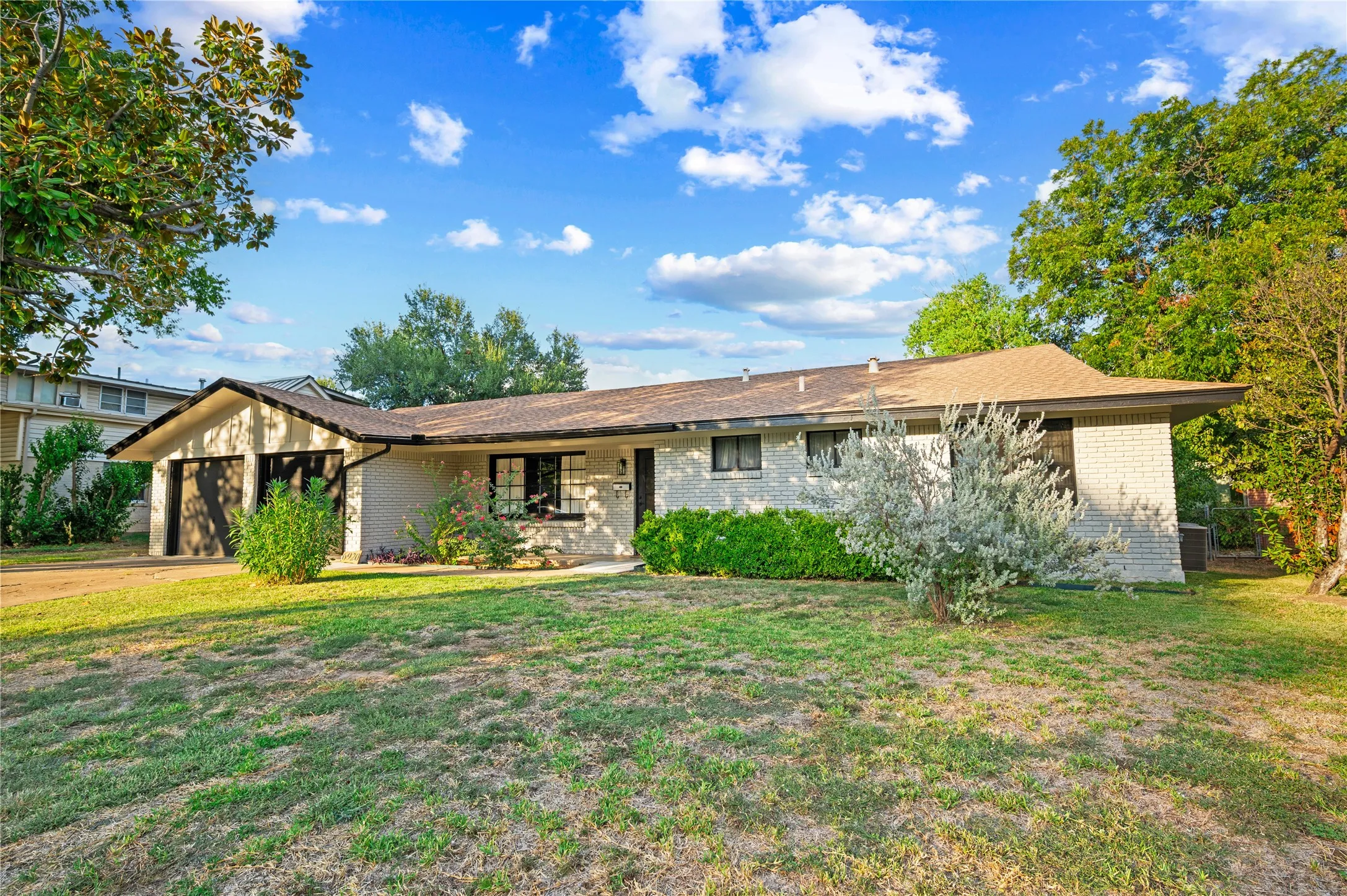 Single Family Residence For Sale in Tarrant County , 6920 Valhalla Road, Fort Worth, Texas 76116, 3 Bedroom, 2 Bathroom, 4 Garage spaces, 1,672 Sqft, built in 1959, mls#21391752, Real Estate Agent in Fort Worth, Homes For Sale in Tarrant county, Homes For Sale in Fort Worth, Realtor in Fort Worth Texas, Real Estate Brokerage Independent Realty Texas, Luminita Cordes Realtor
