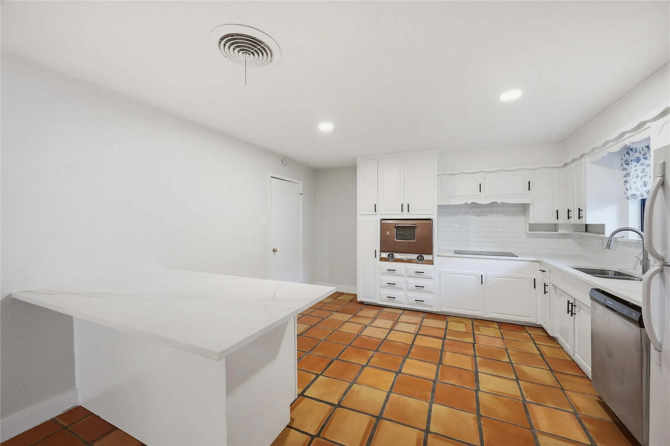 Single Family Residence For Sale in Tarrant County , 6920 Valhalla Road, Fort Worth, Texas 76116, 3 Bedroom, 2 Bathroom, 4 Garage spaces, 1,672 Sqft, built in 1959, mls#21391752, Real Estate Agent in Fort Worth, Homes For Sale in Tarrant county, Homes For Sale in Fort Worth, Realtor in Fort Worth Texas, Real Estate Brokerage Independent Realty Texas, Luminita Cordes Realtor