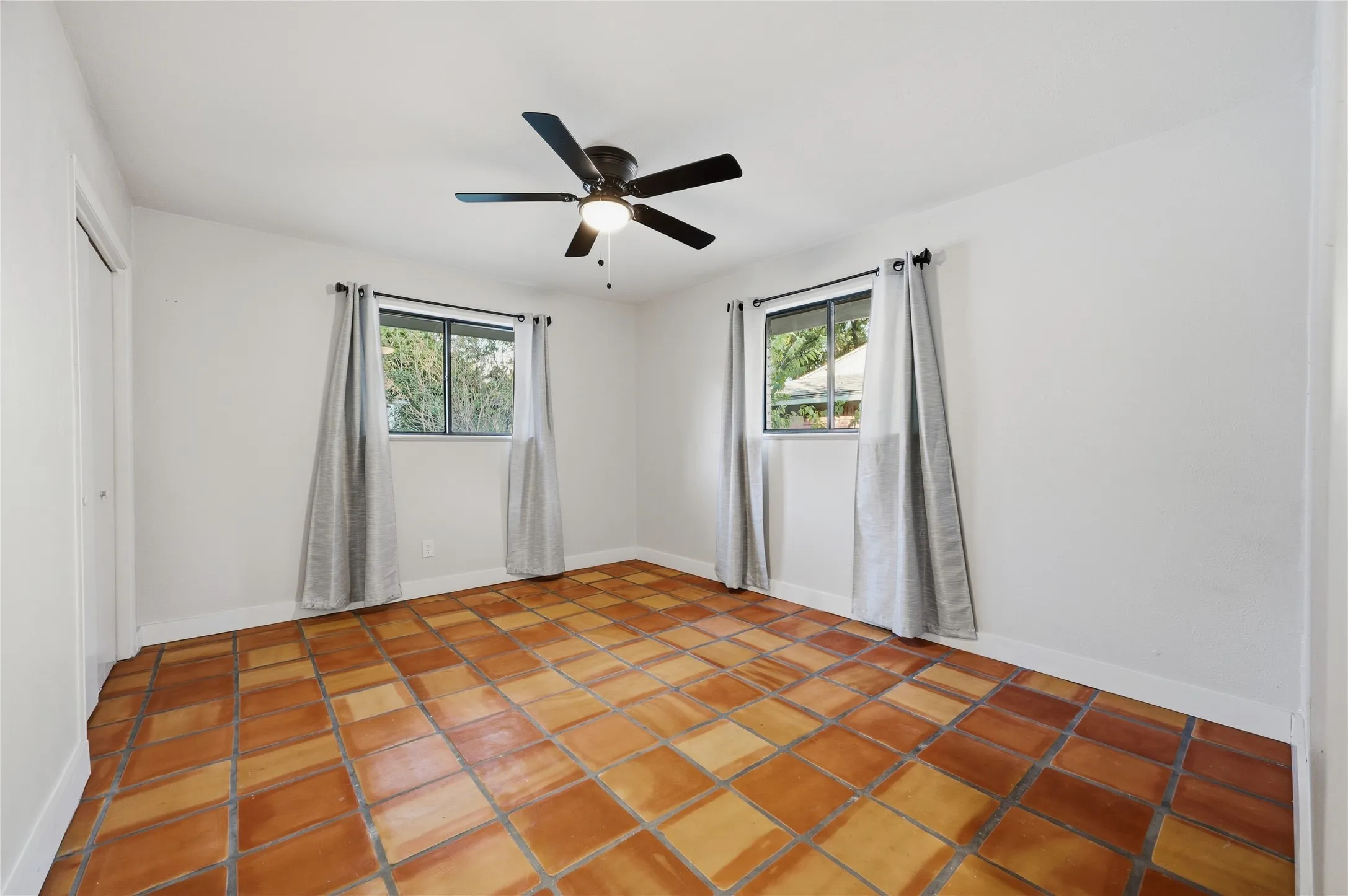 Single Family Residence For Sale in Tarrant County , 6920 Valhalla Road, Fort Worth, Texas 76116, 3 Bedroom, 2 Bathroom, 4 Garage spaces, 1,672 Sqft, built in 1959, mls#21391752, Real Estate Agent in Fort Worth, Homes For Sale in Tarrant county, Homes For Sale in Fort Worth, Realtor in Fort Worth Texas, Real Estate Brokerage Independent Realty Texas, Luminita Cordes Realtor