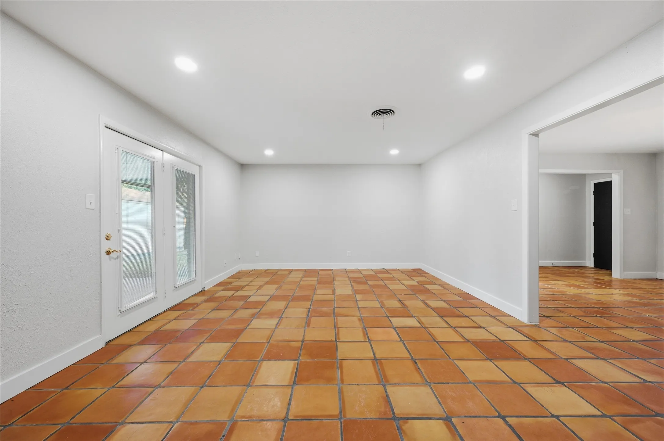 Single Family Residence For Sale in Tarrant County , 6920 Valhalla Road, Fort Worth, Texas 76116, 3 Bedroom, 2 Bathroom, 4 Garage spaces, 1,672 Sqft, built in 1959, mls#21391752, Real Estate Agent in Fort Worth, Homes For Sale in Tarrant county, Homes For Sale in Fort Worth, Realtor in Fort Worth Texas, Real Estate Brokerage Independent Realty Texas, Luminita Cordes Realtor