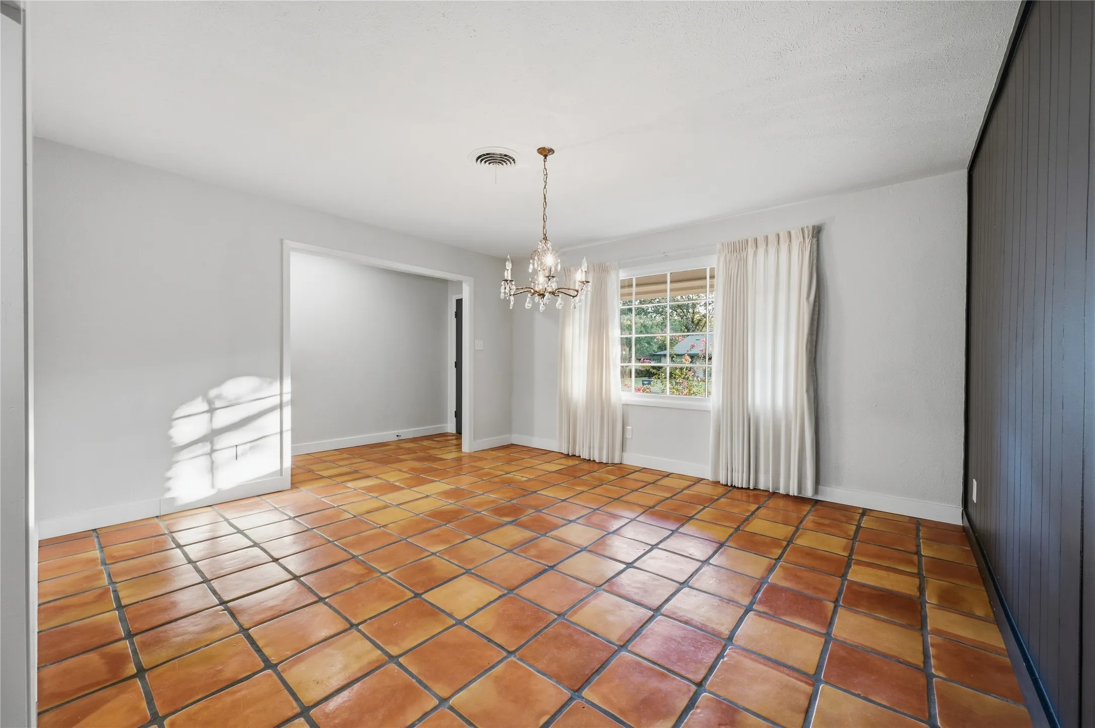 Single Family Residence For Sale in Tarrant County , 6920 Valhalla Road, Fort Worth, Texas 76116, 3 Bedroom, 2 Bathroom, 4 Garage spaces, 1,672 Sqft, built in 1959, mls#21391752, Real Estate Agent in Fort Worth, Homes For Sale in Tarrant county, Homes For Sale in Fort Worth, Realtor in Fort Worth Texas, Real Estate Brokerage Independent Realty Texas, Luminita Cordes Realtor