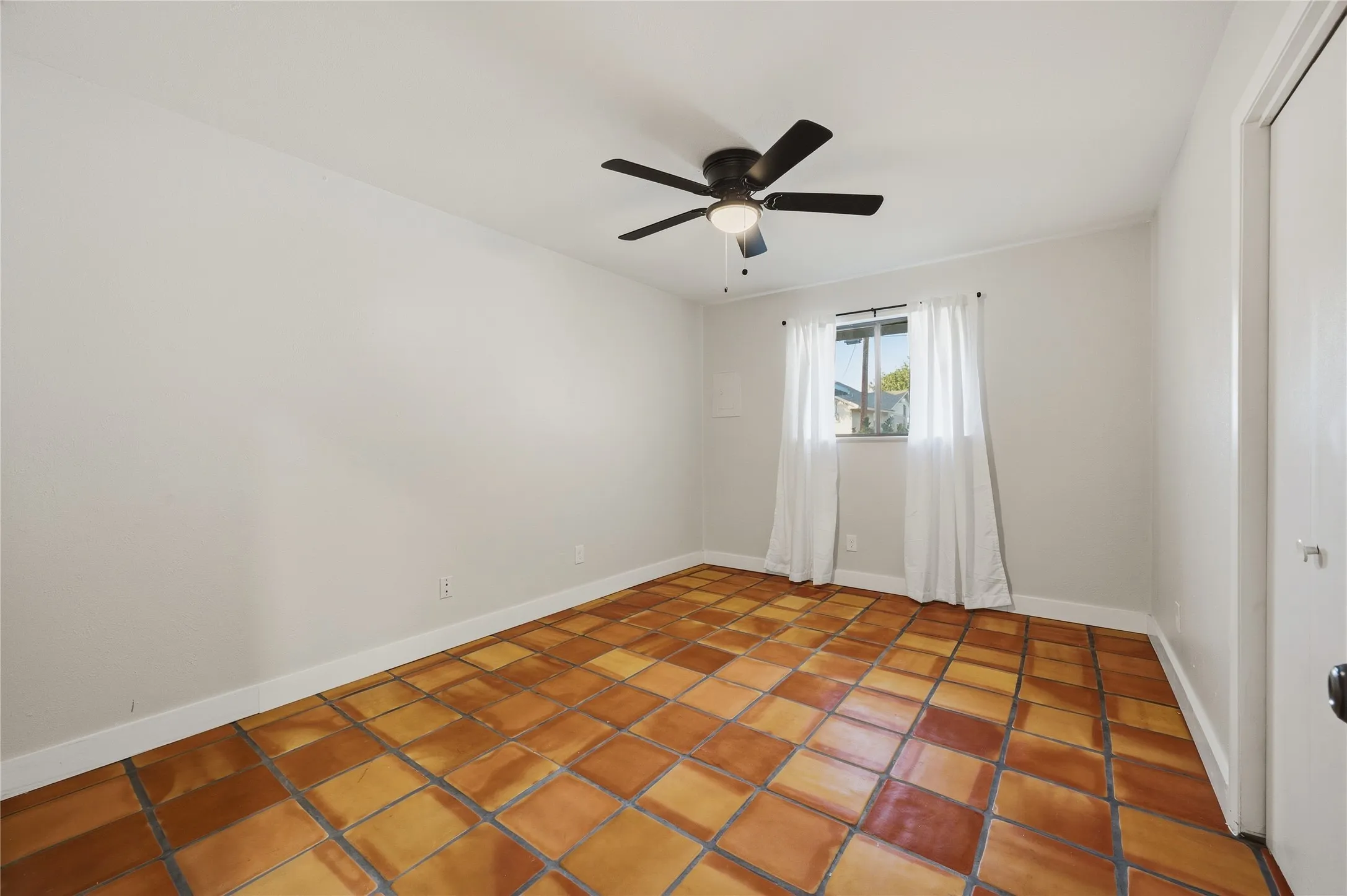 Single Family Residence For Sale in Tarrant County , 6920 Valhalla Road, Fort Worth, Texas 76116, 3 Bedroom, 2 Bathroom, 4 Garage spaces, 1,672 Sqft, built in 1959, mls#21391752, Real Estate Agent in Fort Worth, Homes For Sale in Tarrant county, Homes For Sale in Fort Worth, Realtor in Fort Worth Texas, Real Estate Brokerage Independent Realty Texas, Luminita Cordes Realtor