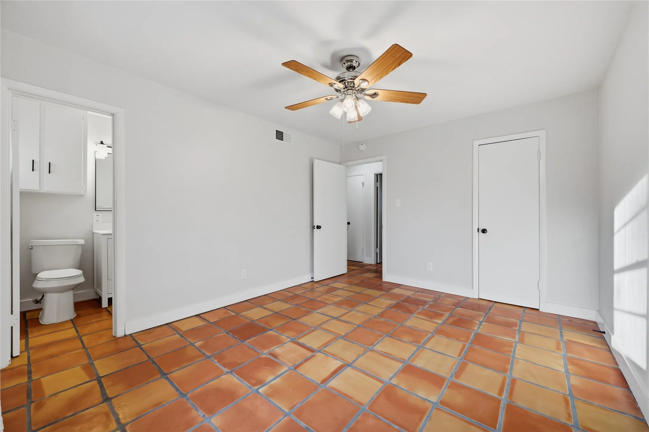Single Family Residence For Sale in Tarrant County , 6920 Valhalla Road, Fort Worth, Texas 76116, 3 Bedroom, 2 Bathroom, 4 Garage spaces, 1,672 Sqft, built in 1959, mls#21391752, Real Estate Agent in Fort Worth, Homes For Sale in Tarrant county, Homes For Sale in Fort Worth, Realtor in Fort Worth Texas, Real Estate Brokerage Independent Realty Texas, Luminita Cordes Realtor