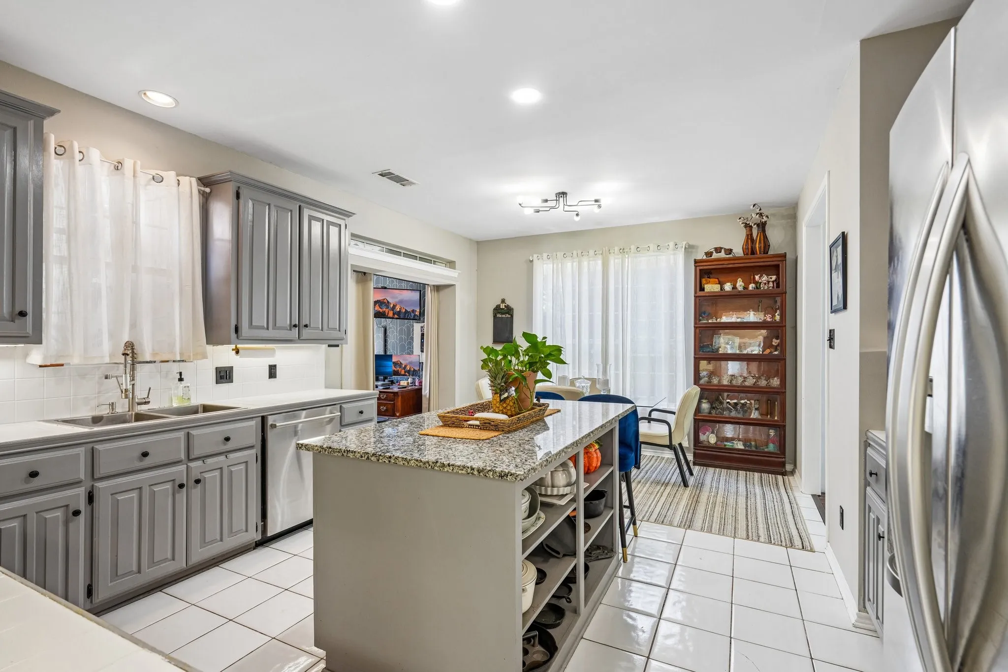 Single Family Residence For Sale in Rockwall County , 8722 Bayshore Lane, Rowlett, Texas 75088, 3 Bedroom, 3 Bathroom, 2 Garage spaces, 1,996 Sqft, built in 1993, mls#21392121, Real Estate Agent in Rowlett, Homes For Sale in Rockwall county, Homes For Sale in Rowlett, Realtor in Rowlett Texas, Real Estate Brokerage Independent Realty Texas, Luminita Cordes Realtor