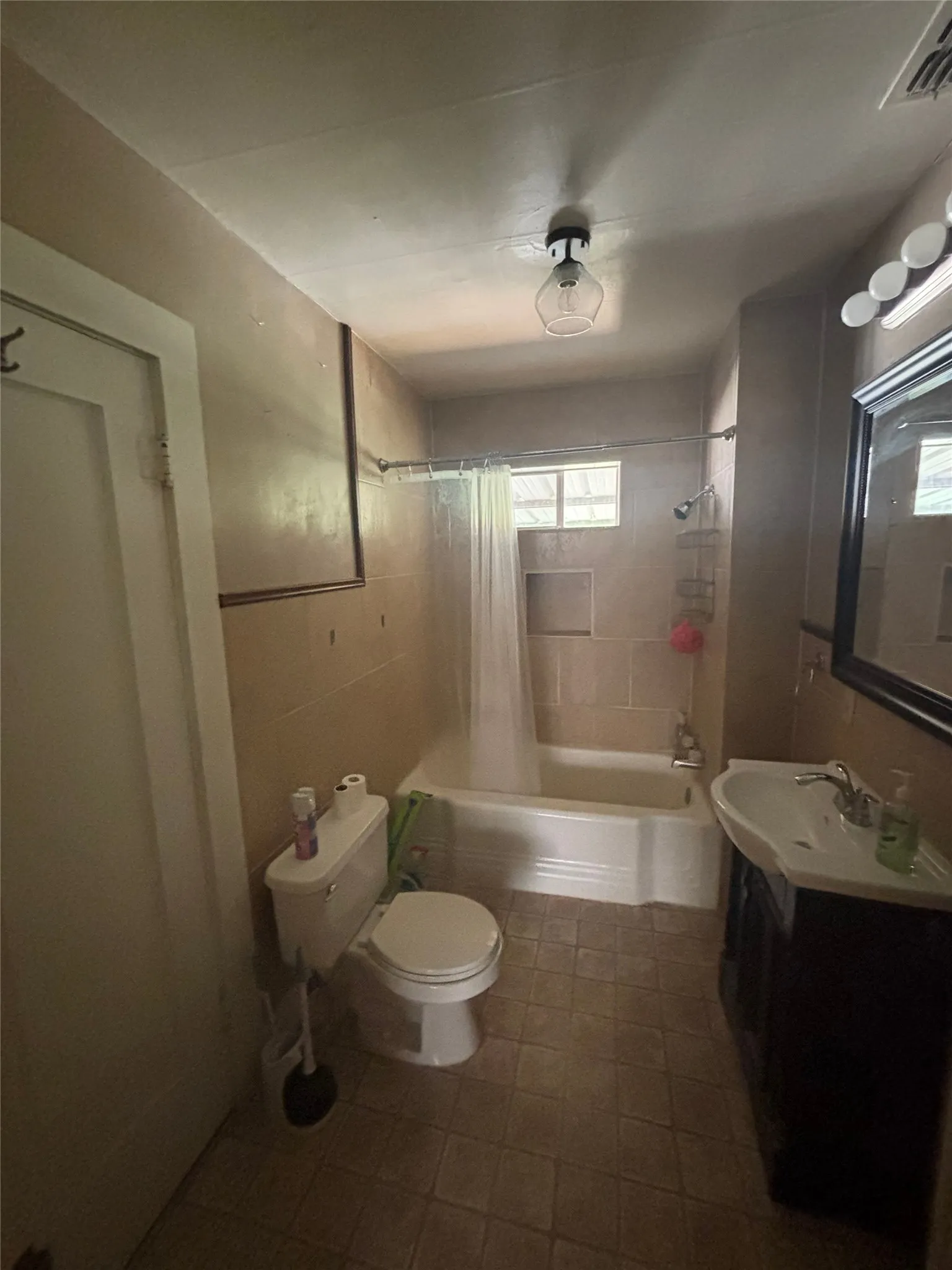 Single Family Residence For Rent in Taylor County , 3355 S 4th Street, Abilene, Texas 79605, 2 Bedroom, 1 Bathroom, 1 Garage spaces, 1,352 Sqft, built in 1927, mls#21392167, Real Estate Agent in Abilene, Homes For Rent in Taylor county, Homes For Rent in Abilene, Realtor in Abilene Texas, Real Estate Brokerage Independent Realty Texas, Luminita Cordes Realtor