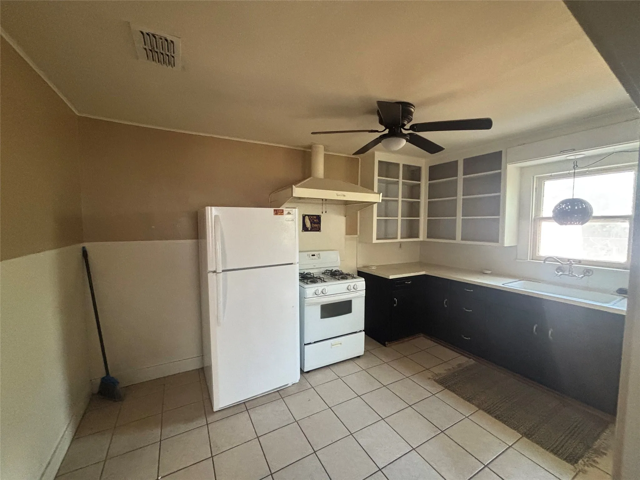 Single Family Residence For Rent in Taylor County , 3355 S 4th Street, Abilene, Texas 79605, 2 Bedroom, 1 Bathroom, 1 Garage spaces, 1,352 Sqft, built in 1927, mls#21392167, Real Estate Agent in Abilene, Homes For Rent in Taylor county, Homes For Rent in Abilene, Realtor in Abilene Texas, Real Estate Brokerage Independent Realty Texas, Luminita Cordes Realtor
