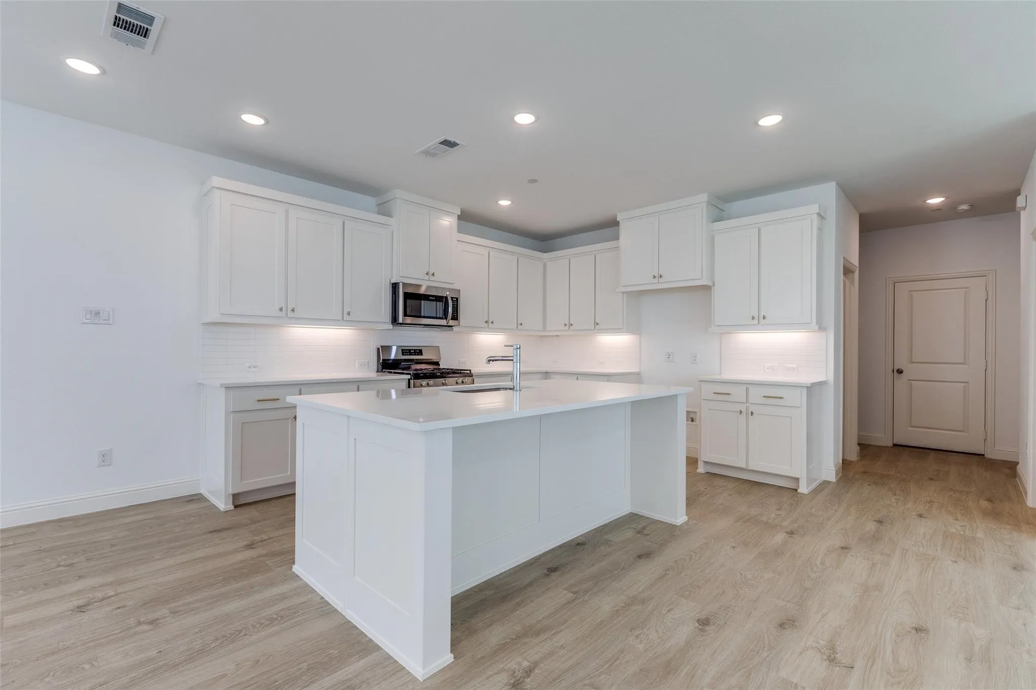 Single Family Residence For Rent in Collin County , 8864 Scarp Hill Lane, Frisco, Texas 75035, 3 Bedroom, 3 Bathroom, 2 Garage spaces, 2,286 Sqft, built in 2025, mls#21387761, Real Estate Agent in Frisco, Homes For Rent in Collin county, Homes For Rent in Frisco, Realtor in Frisco Texas, Real Estate Brokerage Independent Realty Texas, Luminita Cordes Realtor