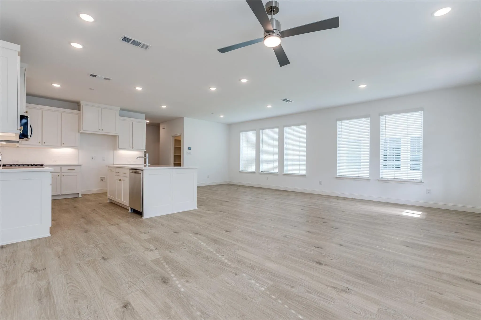 Single Family Residence For Rent in Collin County , 8864 Scarp Hill Lane, Frisco, Texas 75035, 3 Bedroom, 3 Bathroom, 2 Garage spaces, 2,286 Sqft, built in 2025, mls#21387761, Real Estate Agent in Frisco, Homes For Rent in Collin county, Homes For Rent in Frisco, Realtor in Frisco Texas, Real Estate Brokerage Independent Realty Texas, Luminita Cordes Realtor