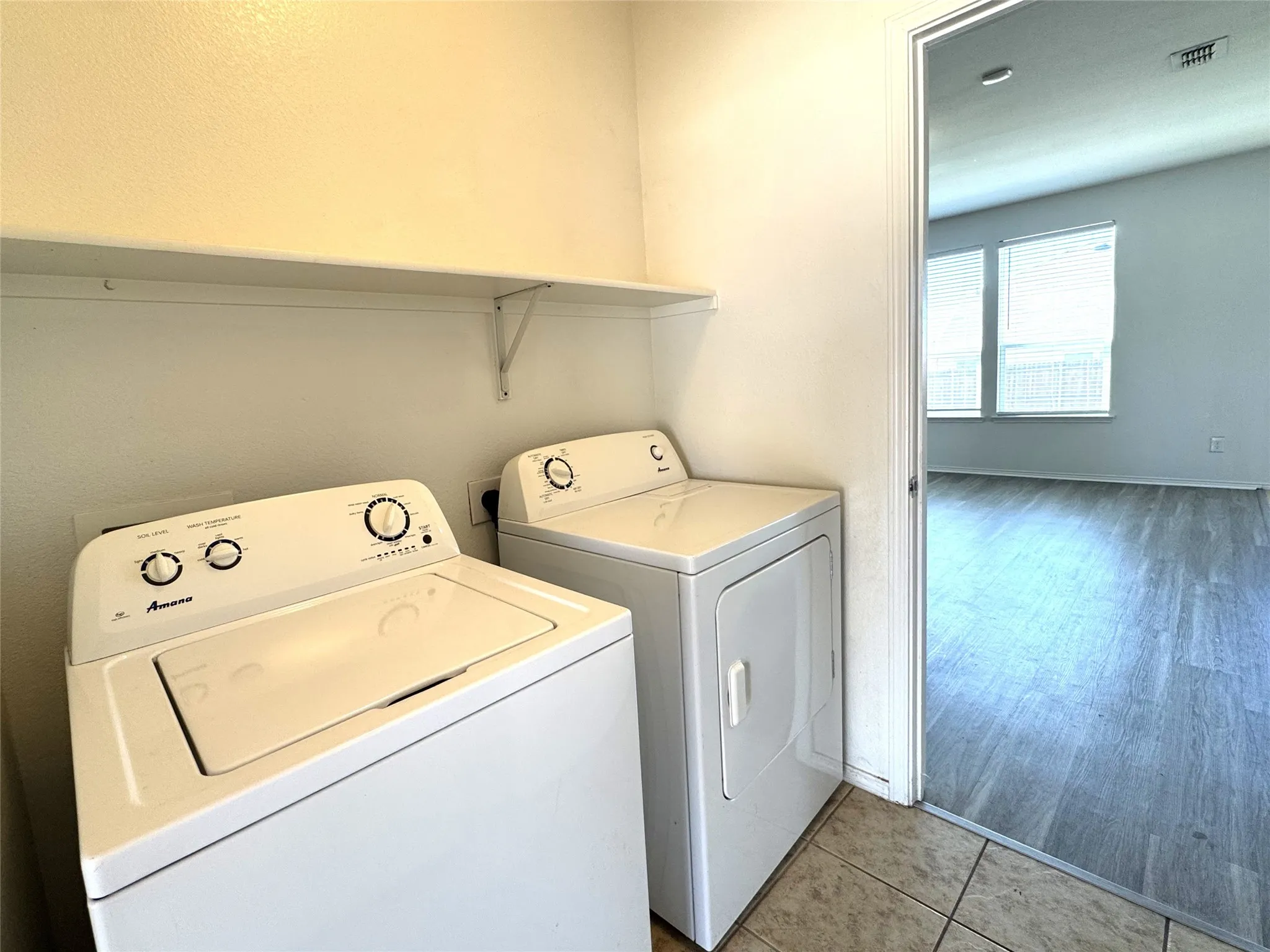 Single Family Residence For Rent in Tarrant County , 2340 Senepol Way, Fort Worth, Texas 76131, 3 Bedroom, 2 Bathroom, 2 Garage spaces, 1,452 Sqft, built in 2015, mls#21392179, Real Estate Agent in Fort Worth, Homes For Rent in Tarrant county, Homes For Rent in Fort Worth, Realtor in Fort Worth Texas, Real Estate Brokerage Independent Realty Texas, Luminita Cordes Realtor