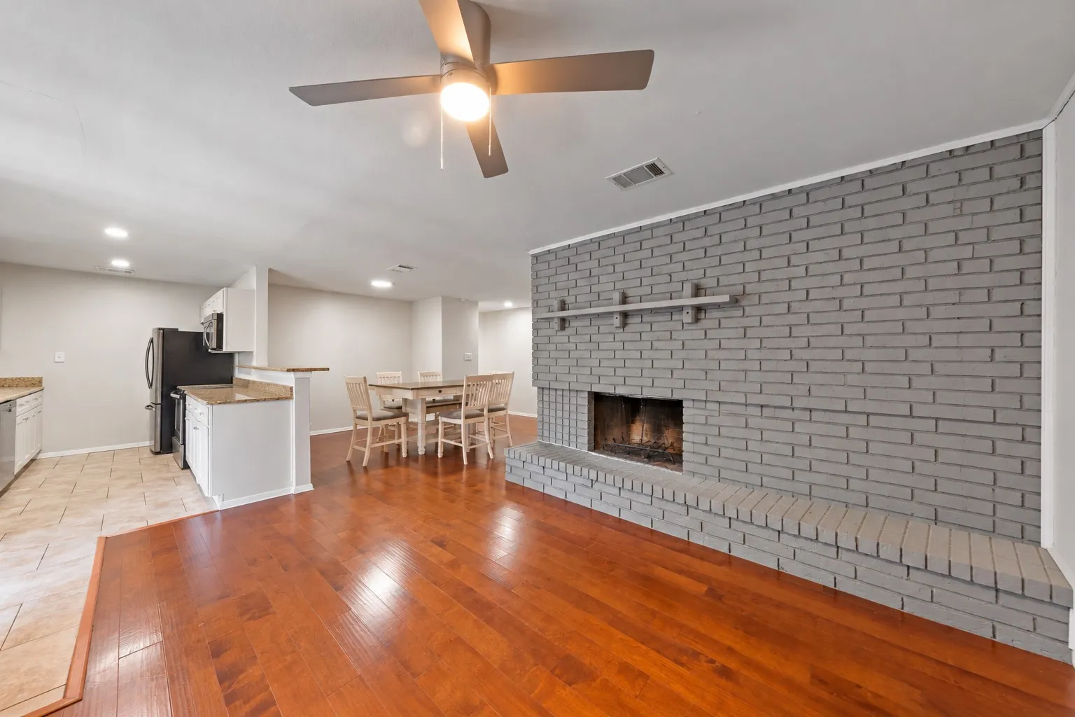 Single Family Residence For Sale in Dallas County , 6009 Mimosa Lane, Rowlett, Texas 75089, 4 Bedroom, 2 Bathroom, 2 Garage spaces, 1,754 Sqft, built in 1974, mls#21389566, Real Estate Agent in Rowlett, Homes For Sale in Dallas county, Homes For Sale in Rowlett, Realtor in Rowlett Texas, Real Estate Brokerage Independent Realty Texas, Luminita Cordes Realtor