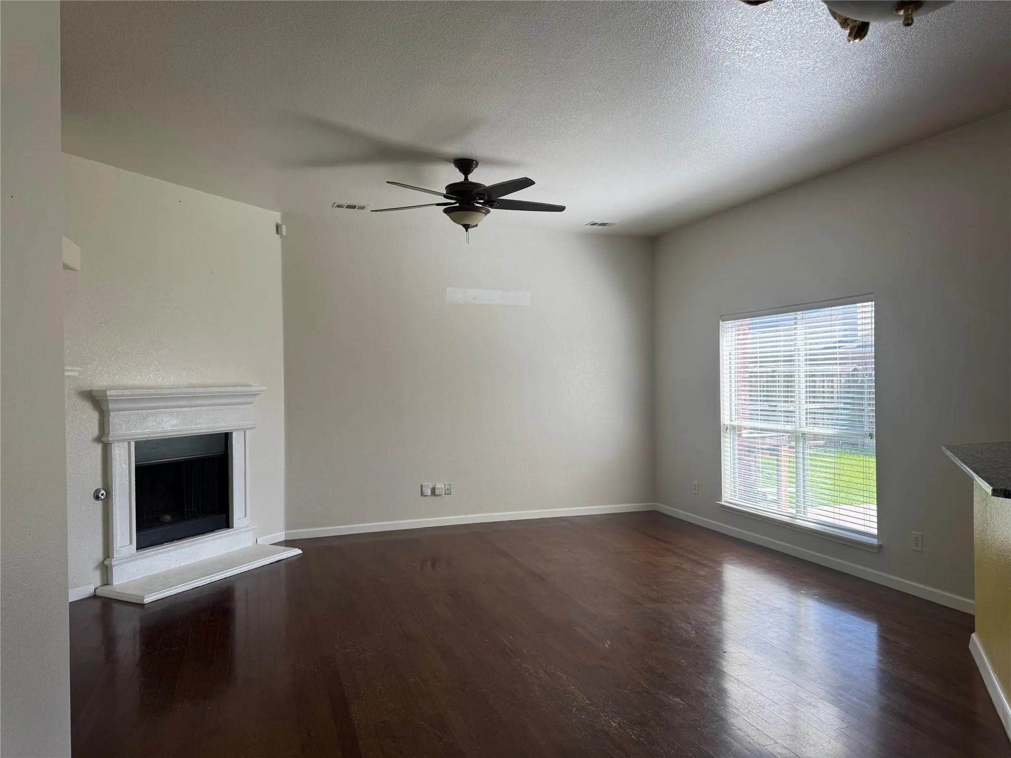 Single Family Residence For Sale in Tarrant County , 6711 Kinross Drive, Arlington, Texas 76002, 3 Bedroom, 2 Bathroom, 2 Garage spaces, 1,722 Sqft, built in 2003, mls#21392181, Real Estate Agent in Arlington, Homes For Sale in Tarrant county, Homes For Sale in Arlington, Realtor in Arlington Texas, Real Estate Brokerage Independent Realty Texas, Luminita Cordes Realtor