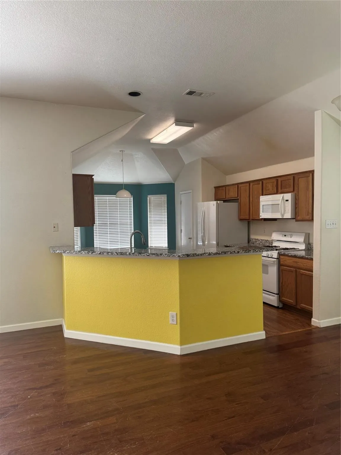 Single Family Residence For Sale in Tarrant County , 6711 Kinross Drive, Arlington, Texas 76002, 3 Bedroom, 2 Bathroom, 2 Garage spaces, 1,722 Sqft, built in 2003, mls#21392181, Real Estate Agent in Arlington, Homes For Sale in Tarrant county, Homes For Sale in Arlington, Realtor in Arlington Texas, Real Estate Brokerage Independent Realty Texas, Luminita Cordes Realtor