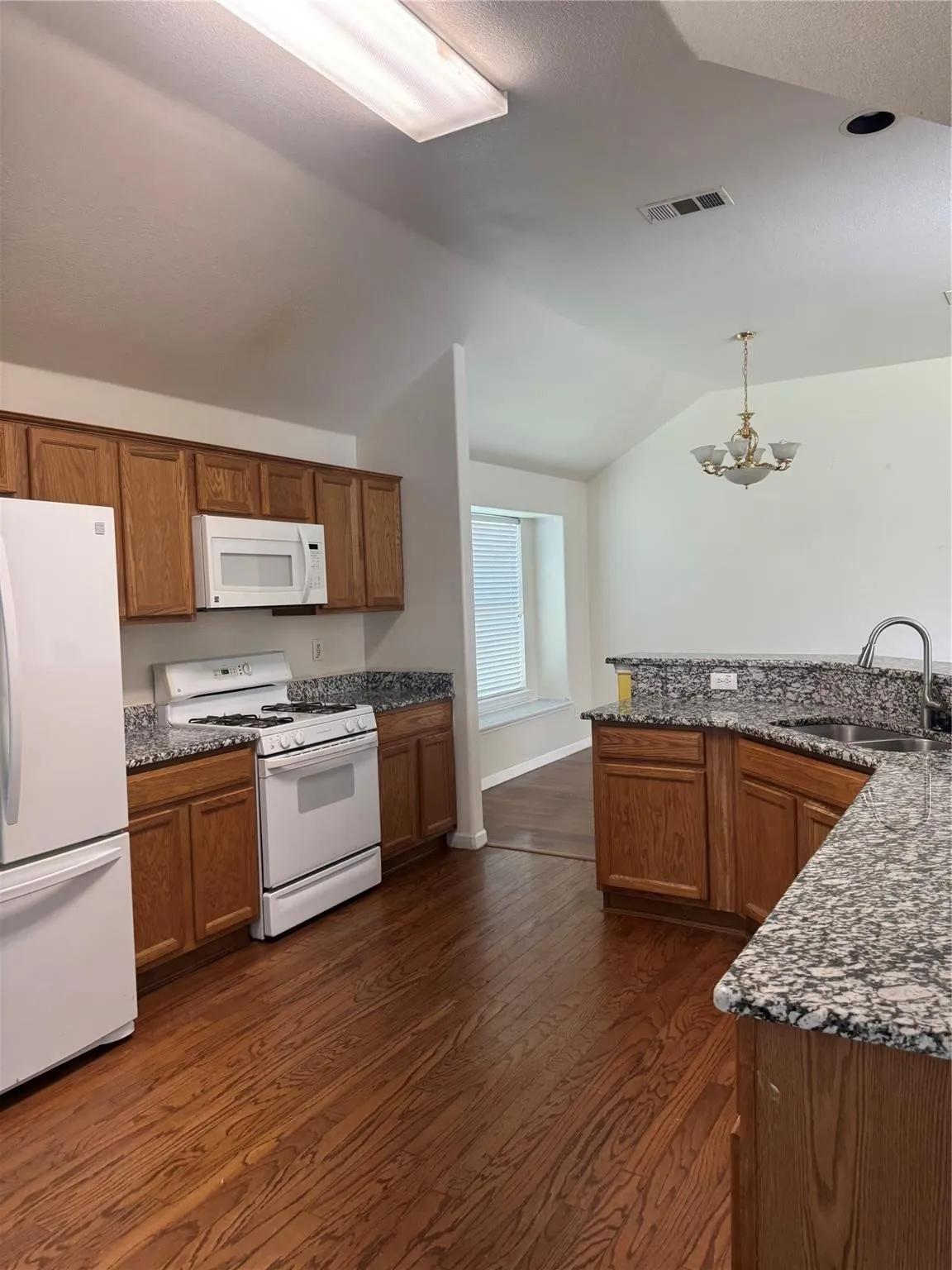 Single Family Residence For Sale in Tarrant County , 6711 Kinross Drive, Arlington, Texas 76002, 3 Bedroom, 2 Bathroom, 2 Garage spaces, 1,722 Sqft, built in 2003, mls#21392181, Real Estate Agent in Arlington, Homes For Sale in Tarrant county, Homes For Sale in Arlington, Realtor in Arlington Texas, Real Estate Brokerage Independent Realty Texas, Luminita Cordes Realtor