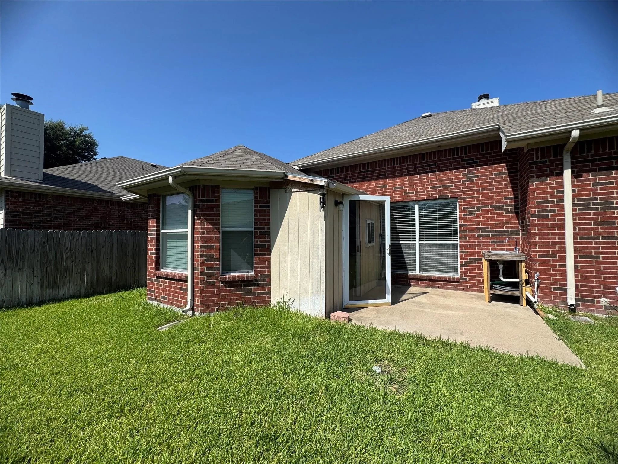 Single Family Residence For Sale in Tarrant County , 6711 Kinross Drive, Arlington, Texas 76002, 3 Bedroom, 2 Bathroom, 2 Garage spaces, 1,722 Sqft, built in 2003, mls#21392181, Real Estate Agent in Arlington, Homes For Sale in Tarrant county, Homes For Sale in Arlington, Realtor in Arlington Texas, Real Estate Brokerage Independent Realty Texas, Luminita Cordes Realtor