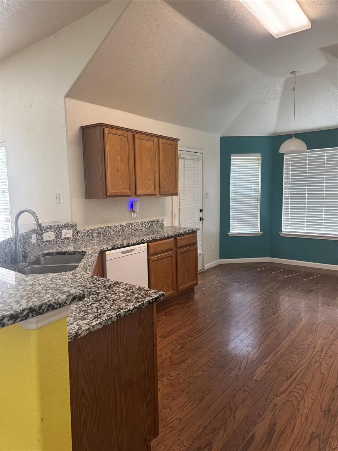 Single Family Residence For Sale in Tarrant County , 6711 Kinross Drive, Arlington, Texas 76002, 3 Bedroom, 2 Bathroom, 2 Garage spaces, 1,722 Sqft, built in 2003, mls#21392181, Real Estate Agent in Arlington, Homes For Sale in Tarrant county, Homes For Sale in Arlington, Realtor in Arlington Texas, Real Estate Brokerage Independent Realty Texas, Luminita Cordes Realtor