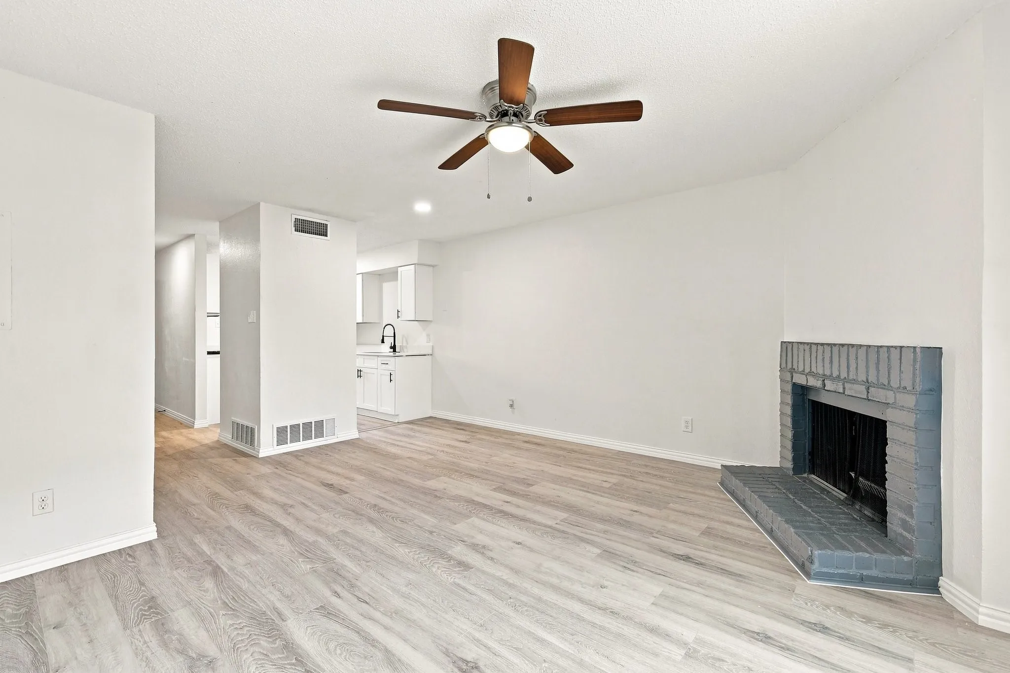 Quadruplex For Rent in Tarrant County , 8108 Foxfire Lane D, White Settlement, Texas 76108, 2 Bedroom, 2 Bathroom, Garage spaces, 1,082 Sqft, built in 1985, mls#21392183, Real Estate Agent in White Settlement, Homes For Rent in Tarrant county, Homes For Rent in White Settlement, Realtor in White Settlement Texas, Real Estate Brokerage Independent Realty Texas, Luminita Cordes Realtor