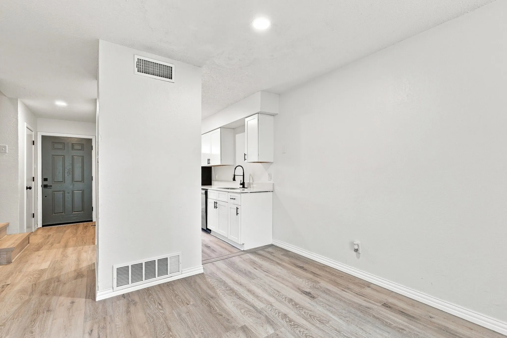 Quadruplex For Rent in Tarrant County , 8108 Foxfire Lane D, White Settlement, Texas 76108, 2 Bedroom, 2 Bathroom, Garage spaces, 1,082 Sqft, built in 1985, mls#21392183, Real Estate Agent in White Settlement, Homes For Rent in Tarrant county, Homes For Rent in White Settlement, Realtor in White Settlement Texas, Real Estate Brokerage Independent Realty Texas, Luminita Cordes Realtor