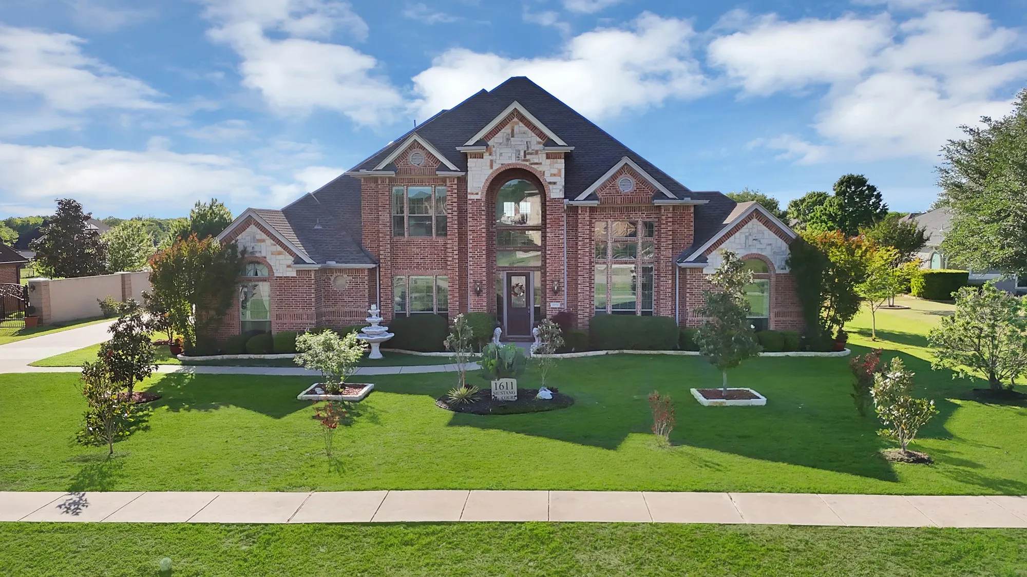 Single Family Residence For Sale in Dallas County , 1611 Mustang Court, Cedar Hill, Texas 75104, 5 Bedroom, 4 Bathroom, 3 Garage spaces, 3,915 Sqft, built in 2005, mls#21392122, Real Estate Agent in Cedar Hill, Homes For Sale in Dallas county, Homes For Sale in Cedar Hill, Realtor in Cedar Hill Texas, Real Estate Brokerage Independent Realty Texas, Luminita Cordes Realtor