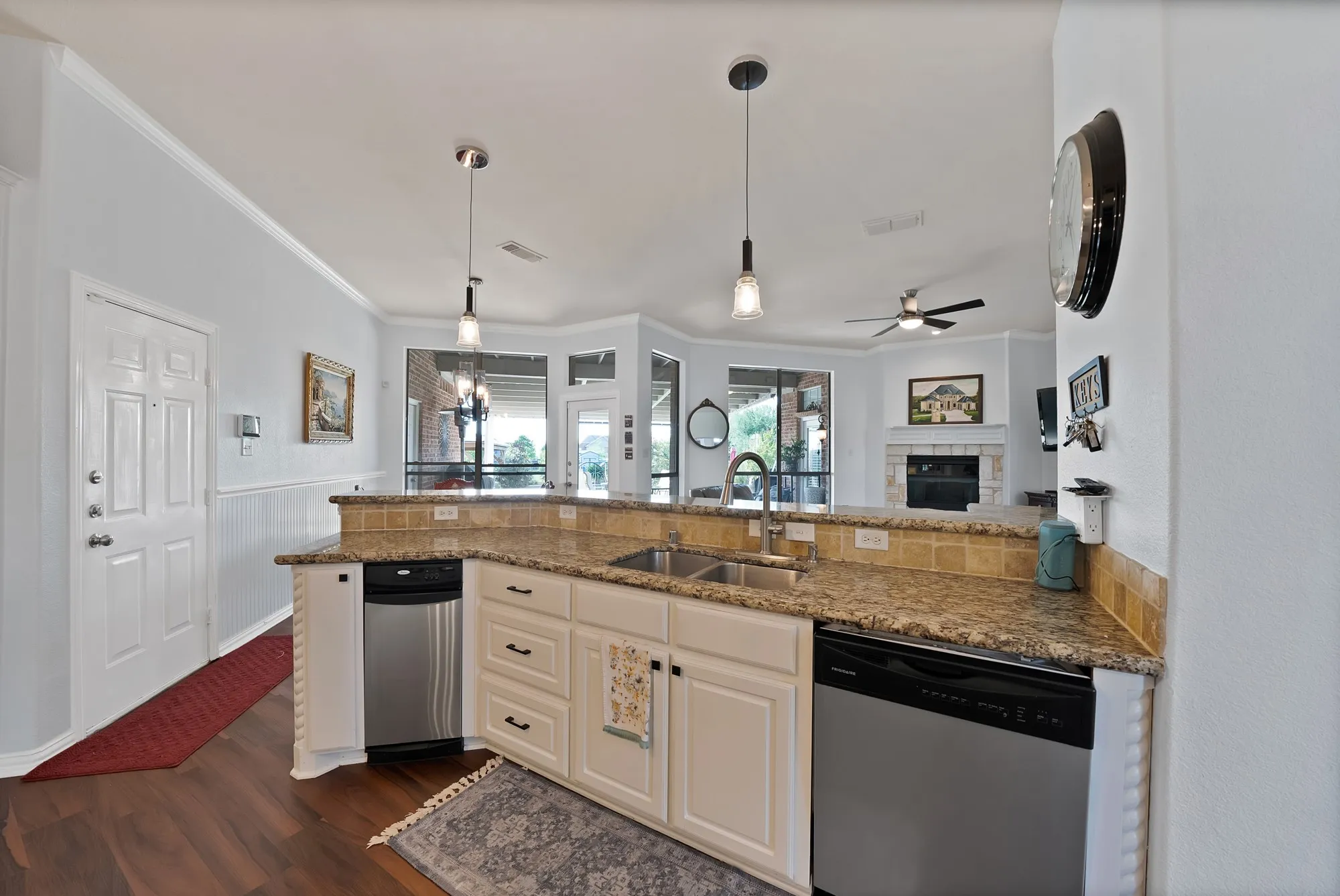 Single Family Residence For Sale in Dallas County , 1611 Mustang Court, Cedar Hill, Texas 75104, 5 Bedroom, 4 Bathroom, 3 Garage spaces, 3,915 Sqft, built in 2005, mls#21392122, Real Estate Agent in Cedar Hill, Homes For Sale in Dallas county, Homes For Sale in Cedar Hill, Realtor in Cedar Hill Texas, Real Estate Brokerage Independent Realty Texas, Luminita Cordes Realtor