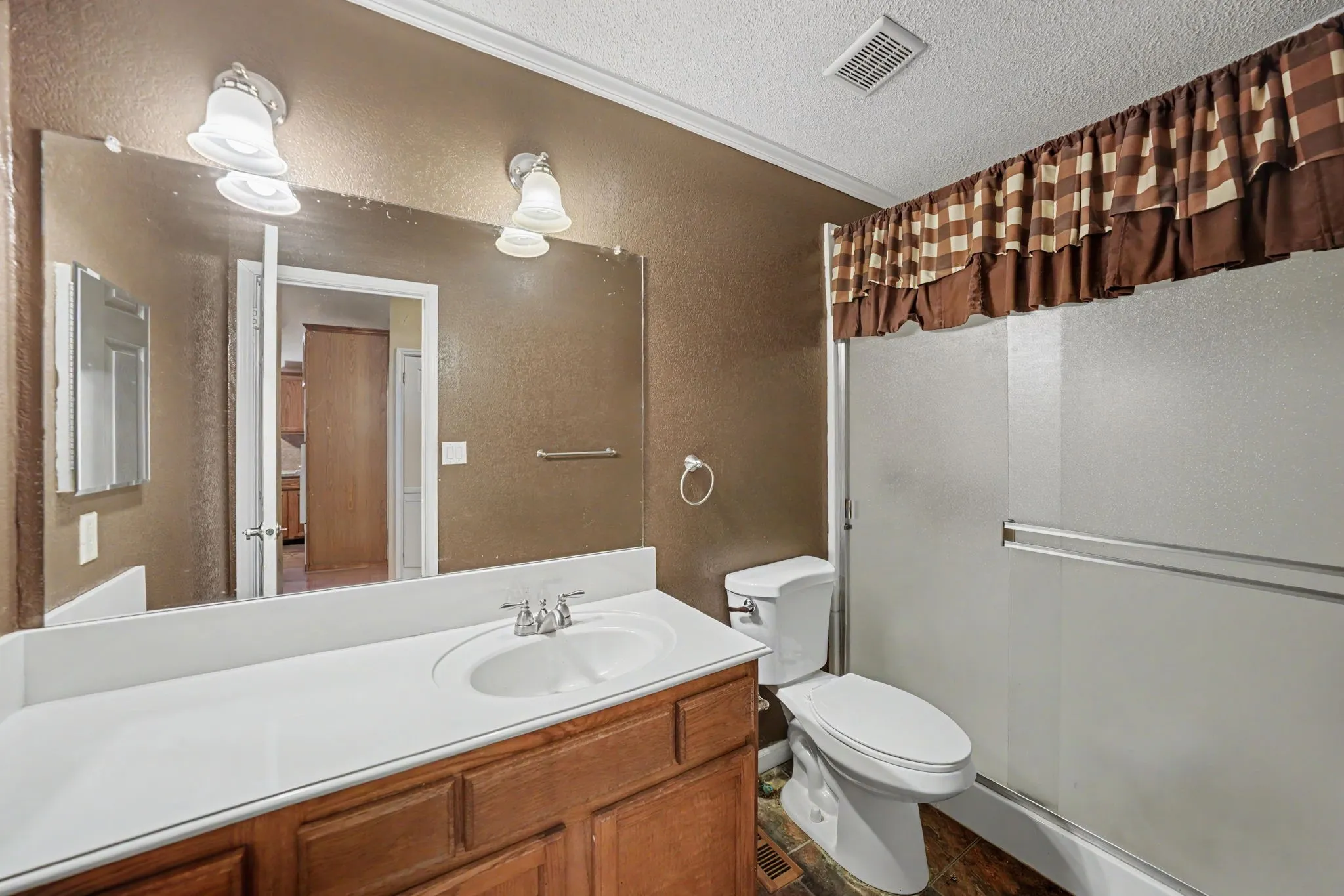 Secondary bathroom.
