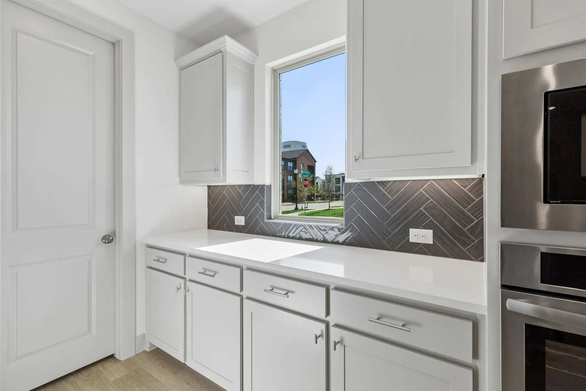 All the chef's in the family will enjoy ample space to create culinary delights in this wonderful kitchen!