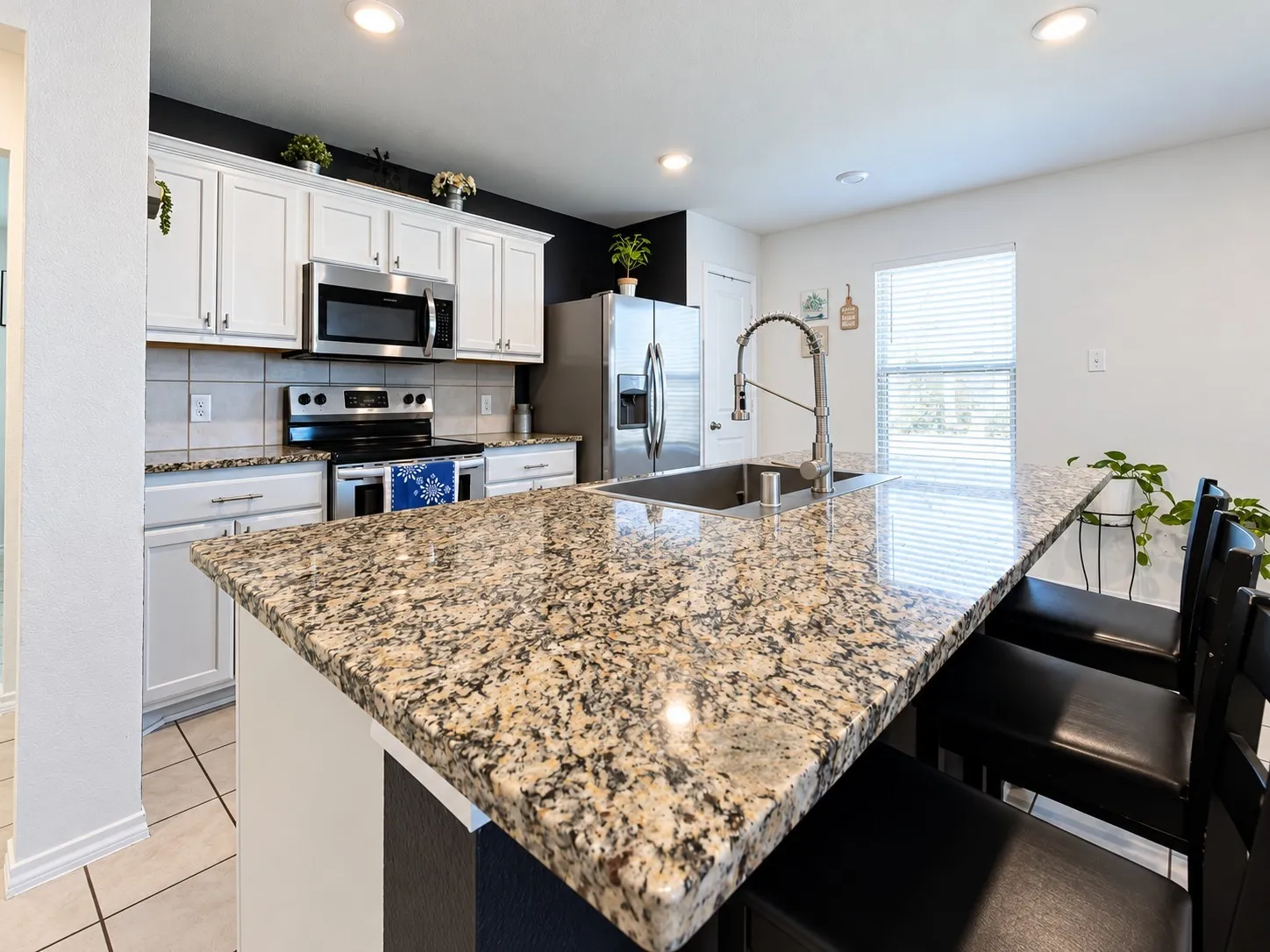 Single Family Residence For Sale in Ellis County , 513 Clearlake Drive, Waxahachie, Texas 75165, 4 Bedroom, 3 Bathroom, 2 Garage spaces, 2,611 Sqft, built in 2020, mls#21389809, Real Estate Agent in Waxahachie, Homes For Sale in Ellis county, Homes For Sale in Waxahachie, Realtor in Waxahachie Texas, Real Estate Brokerage Independent Realty Texas, Luminita Cordes Realtor