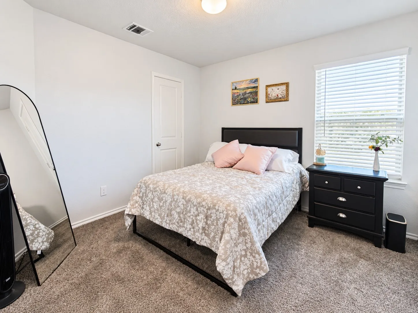 Single Family Residence For Sale in Ellis County , 513 Clearlake Drive, Waxahachie, Texas 75165, 4 Bedroom, 3 Bathroom, 2 Garage spaces, 2,611 Sqft, built in 2020, mls#21389809, Real Estate Agent in Waxahachie, Homes For Sale in Ellis county, Homes For Sale in Waxahachie, Realtor in Waxahachie Texas, Real Estate Brokerage Independent Realty Texas, Luminita Cordes Realtor