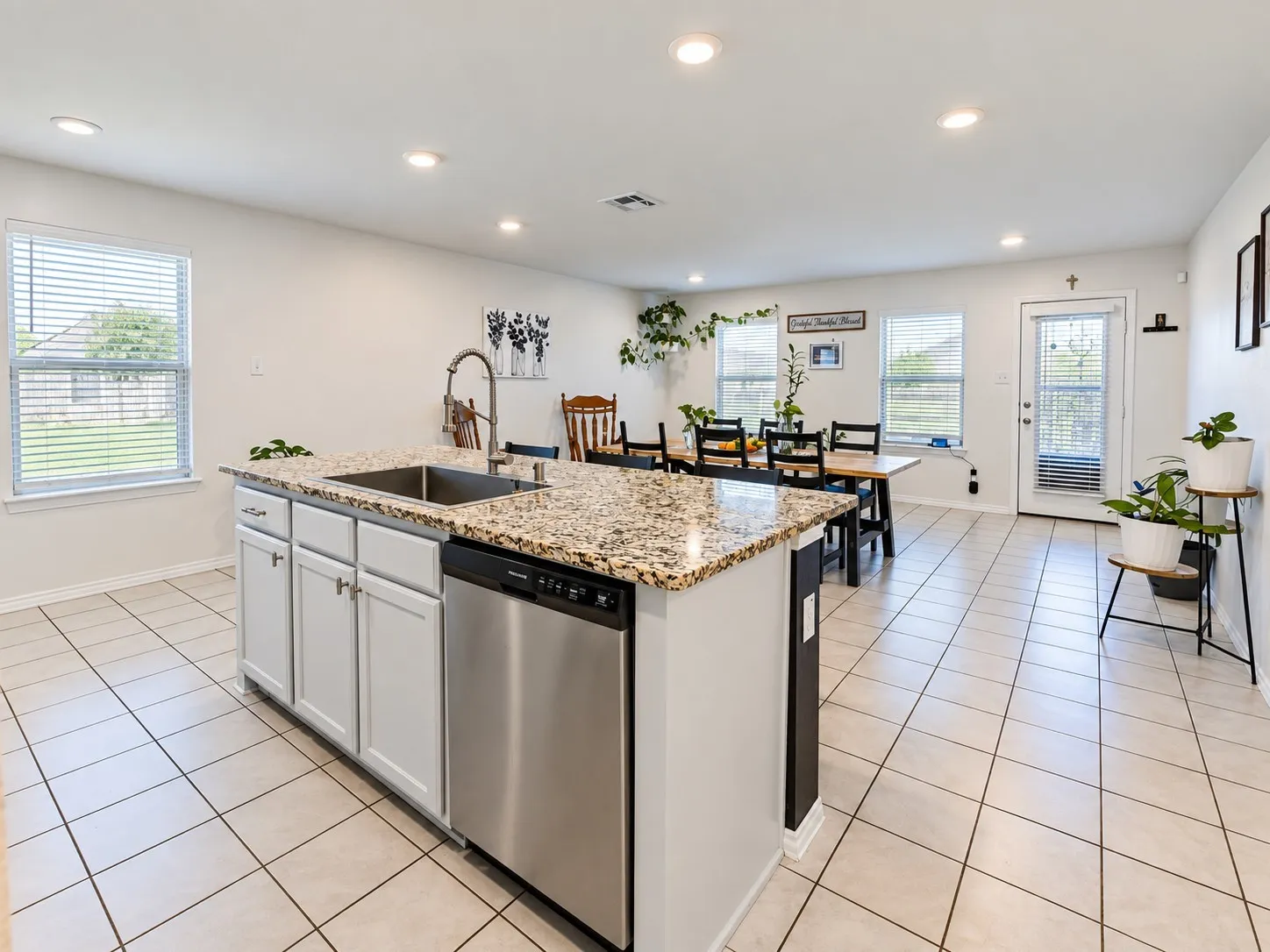 Single Family Residence For Sale in Ellis County , 513 Clearlake Drive, Waxahachie, Texas 75165, 4 Bedroom, 3 Bathroom, 2 Garage spaces, 2,611 Sqft, built in 2020, mls#21389809, Real Estate Agent in Waxahachie, Homes For Sale in Ellis county, Homes For Sale in Waxahachie, Realtor in Waxahachie Texas, Real Estate Brokerage Independent Realty Texas, Luminita Cordes Realtor