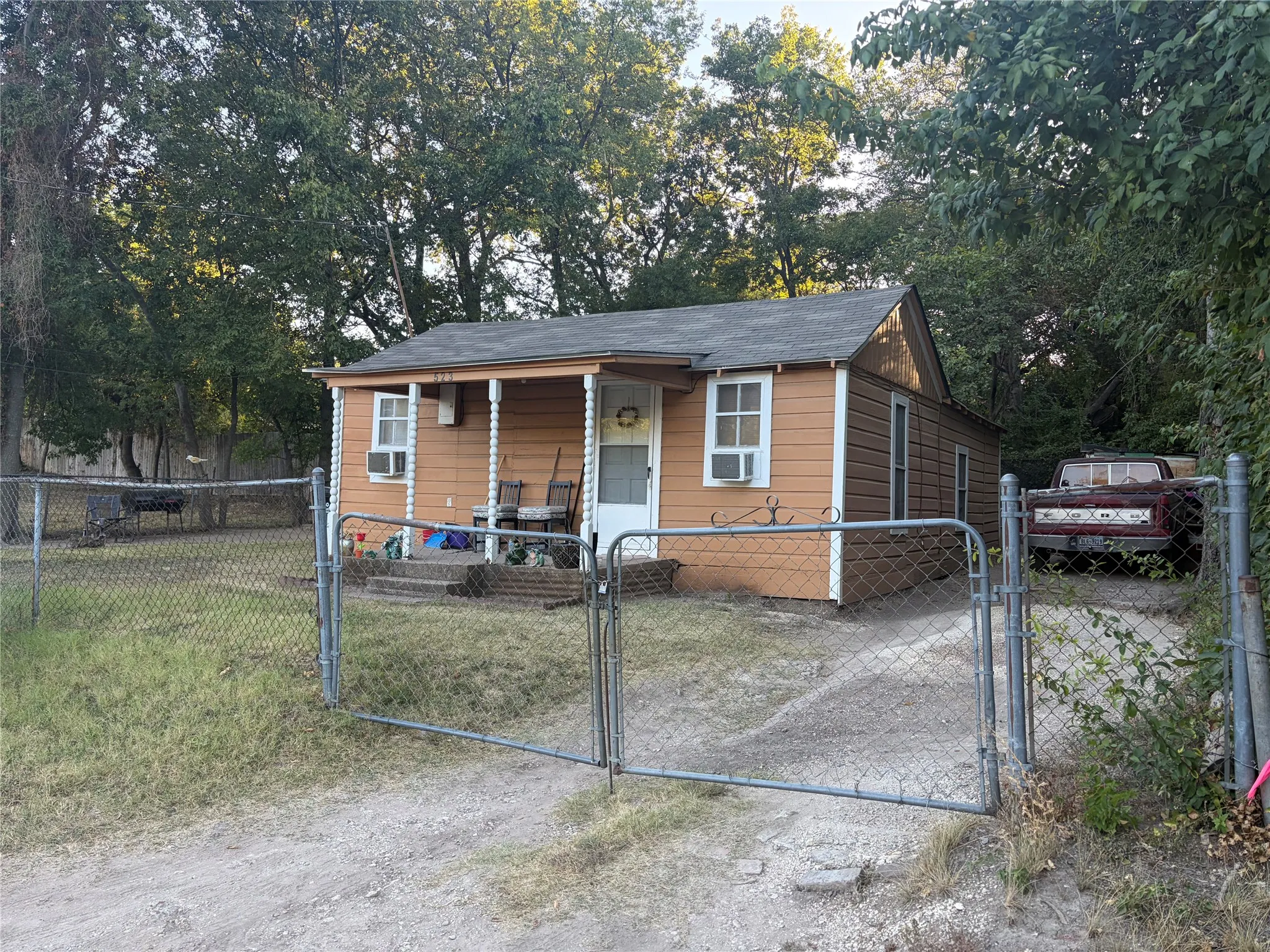 Single Family Residence For Sale in Ellis County , 523 N 3rd Street, Midlothian, Texas 76065, 2 Bedroom, 1 Bathroom, Garage spaces, 648 Sqft, built in 1950, mls#21392202, Real Estate Agent in Midlothian, Homes For Sale in Ellis county, Homes For Sale in Midlothian, Realtor in Midlothian Texas, Real Estate Brokerage Independent Realty Texas, Luminita Cordes Realtor