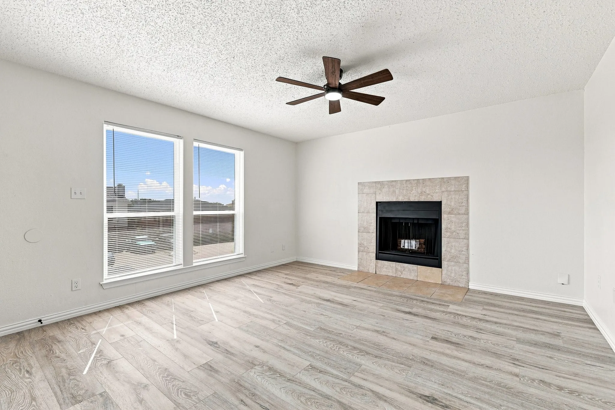 Quadruplex For Rent in Tarrant County , 8137 Foxfire Lane A, White Settlement, Texas 76108, 3 Bedroom, 2 Bathroom, Garage spaces, 1,030 Sqft, built in 1984, mls#21392205, Real Estate Agent in White Settlement, Homes For Rent in Tarrant county, Homes For Rent in White Settlement, Realtor in White Settlement Texas, Real Estate Brokerage Independent Realty Texas, Luminita Cordes Realtor