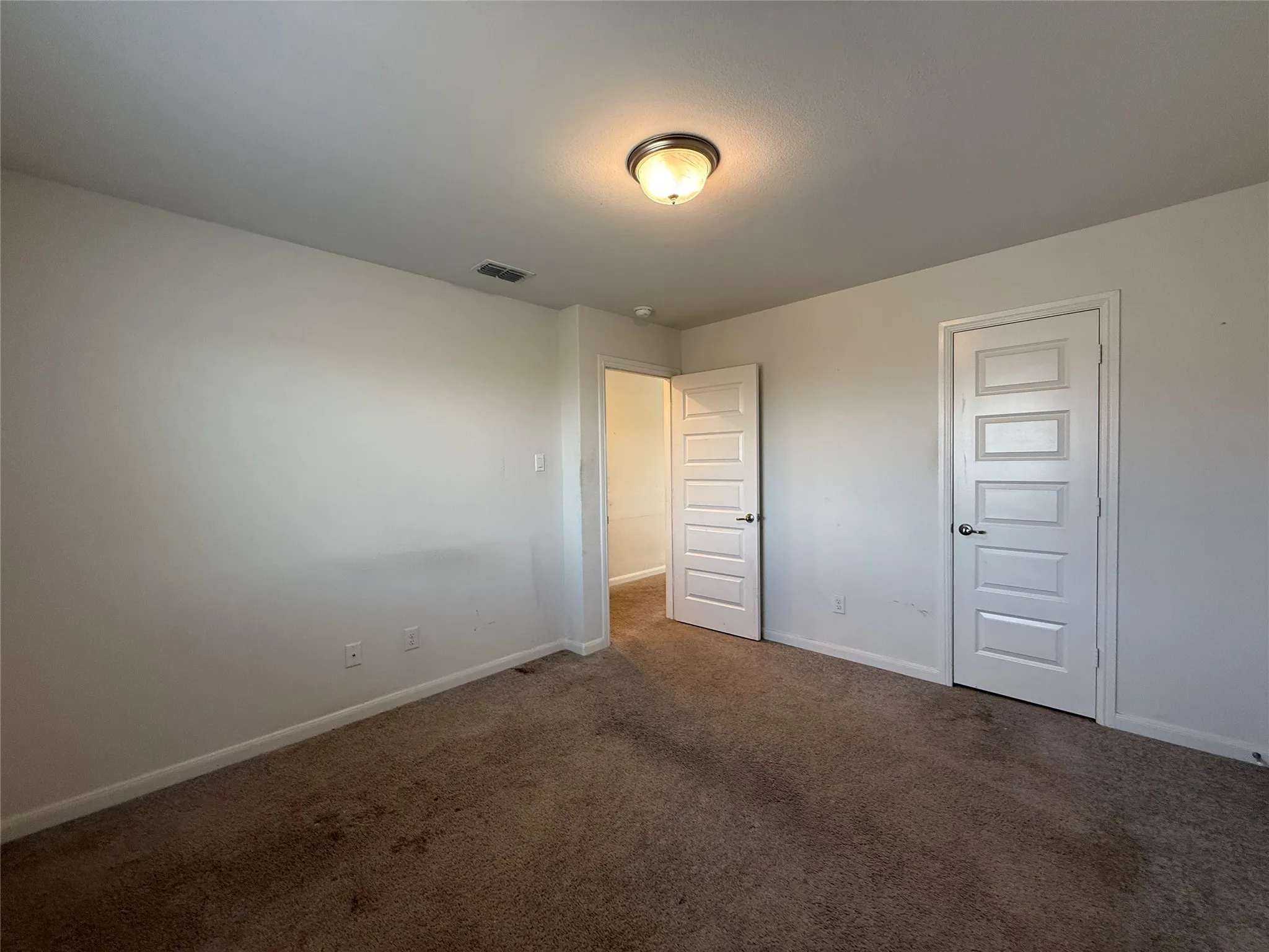 Recessed ceiling light fixture and neutral wall paint