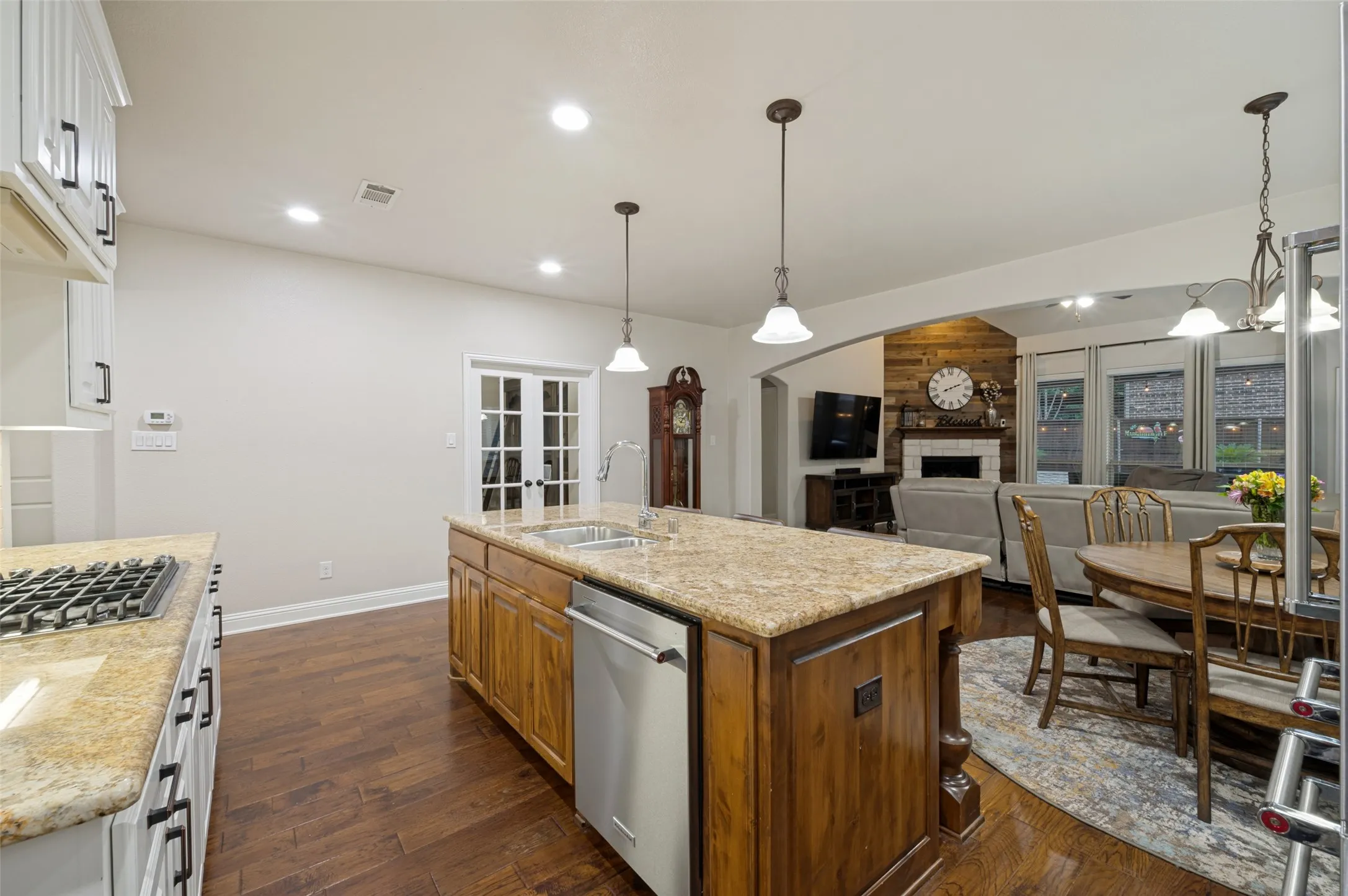 Single Family Residence For Sale in Denton County , 3108 Stonefield, The Colony, Texas 75056, 4 Bedroom, 4 Bathroom, 2 Garage spaces, 3,564 Sqft, built in 2011, mls#21390917, Real Estate Agent in The Colony, Homes For Sale in Denton county, Homes For Sale in The Colony, Realtor in The Colony Texas, Real Estate Brokerage Independent Realty Texas, Luminita Cordes Realtor