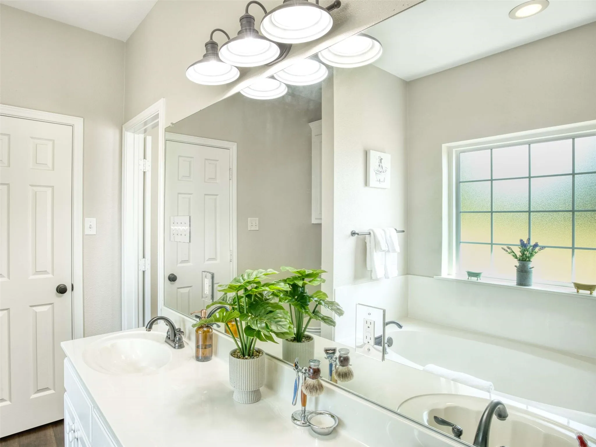 Single Family Residence For Sale in Wood County , 721 County Road 2210, Mineola, Texas 75773, 3 Bedroom, 2 Bathroom, 2 Garage spaces, 2,229 Sqft, built in 2002, mls#21392224, Real Estate Agent in Mineola, Homes For Sale in Wood county, Homes For Sale in Mineola, Realtor in Mineola Texas, Real Estate Brokerage Independent Realty Texas, Luminita Cordes Realtor