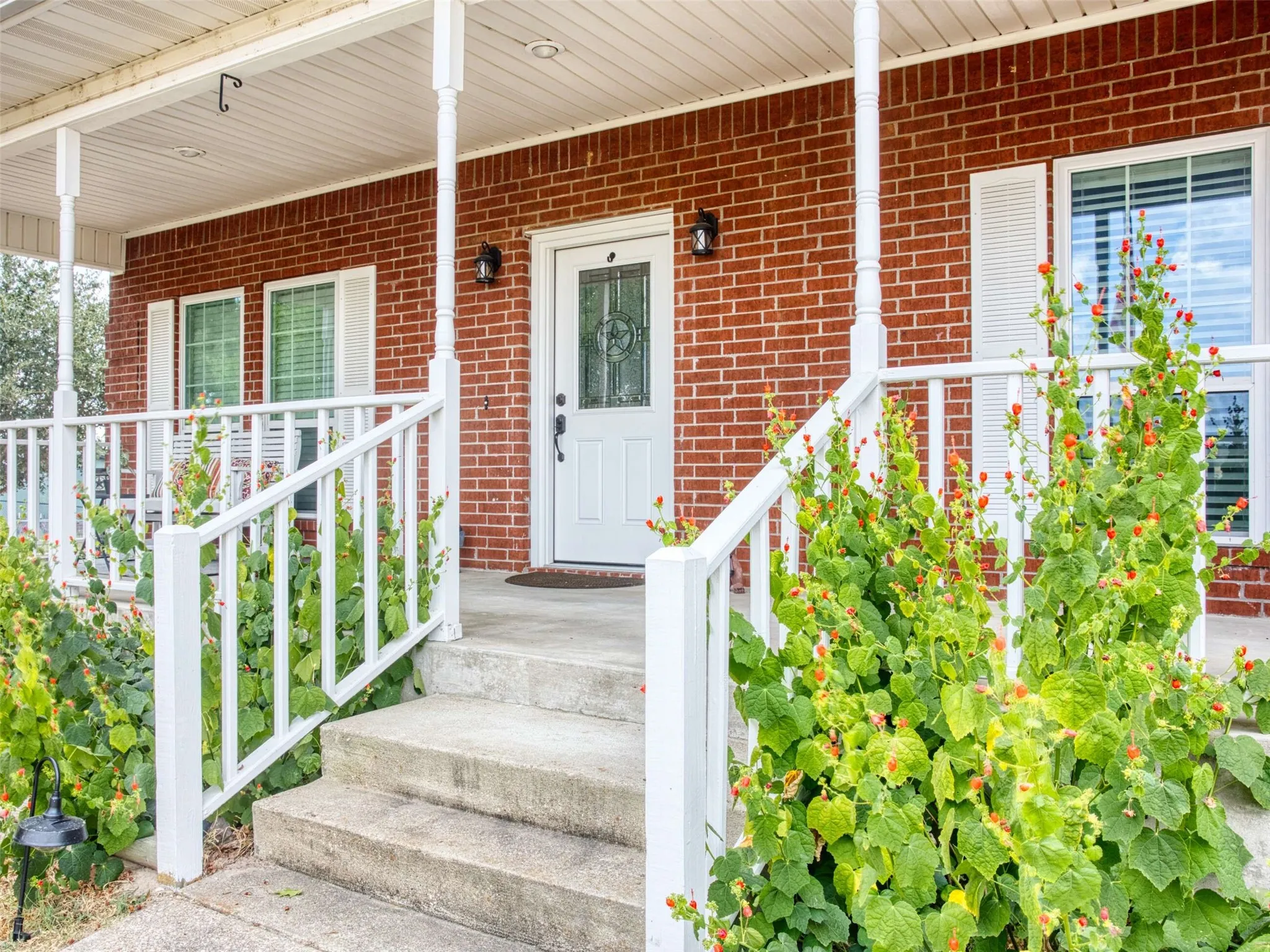 Single Family Residence For Sale in Wood County , 721 County Road 2210, Mineola, Texas 75773, 3 Bedroom, 2 Bathroom, 2 Garage spaces, 2,229 Sqft, built in 2002, mls#21392224, Real Estate Agent in Mineola, Homes For Sale in Wood county, Homes For Sale in Mineola, Realtor in Mineola Texas, Real Estate Brokerage Independent Realty Texas, Luminita Cordes Realtor