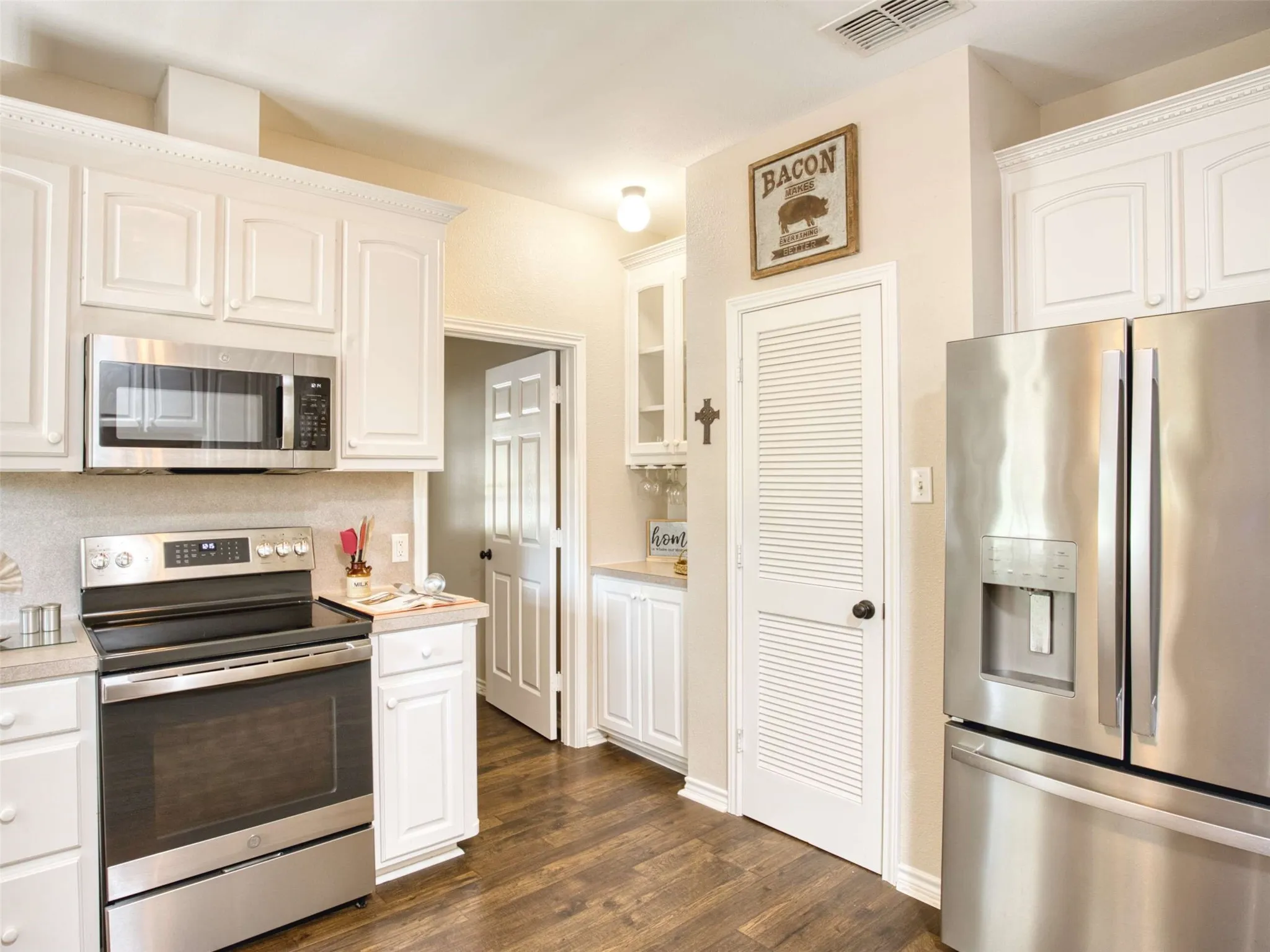 Single Family Residence For Sale in Wood County , 721 County Road 2210, Mineola, Texas 75773, 3 Bedroom, 2 Bathroom, 2 Garage spaces, 2,229 Sqft, built in 2002, mls#21392224, Real Estate Agent in Mineola, Homes For Sale in Wood county, Homes For Sale in Mineola, Realtor in Mineola Texas, Real Estate Brokerage Independent Realty Texas, Luminita Cordes Realtor