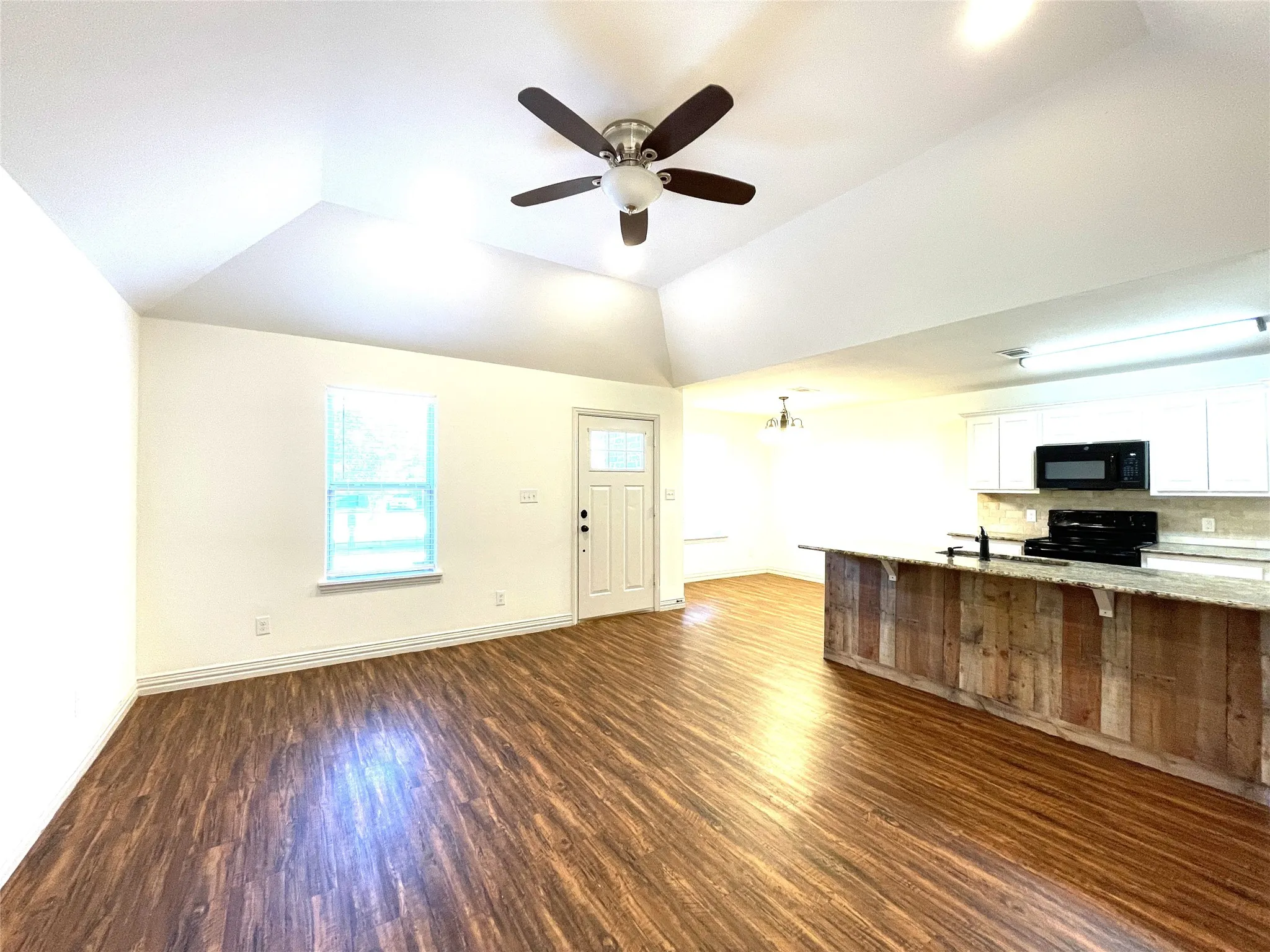 Single Family Residence For Rent in Grayson County , 508 W Hull Street, Denison, Texas 75020, 3 Bedroom, 2 Bathroom, Garage spaces, 1,173 Sqft, built in 2016, mls#21392226, Real Estate Agent in Denison, Homes For Rent in Grayson county, Homes For Rent in Denison, Realtor in Denison Texas, Real Estate Brokerage Independent Realty Texas, Luminita Cordes Realtor