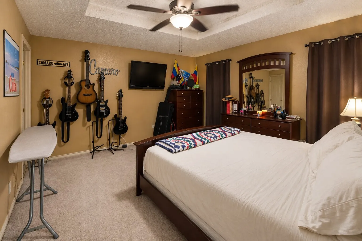 Tray ceiling with a ceiling fan, wall-to-wall carpeting, and neutral paint