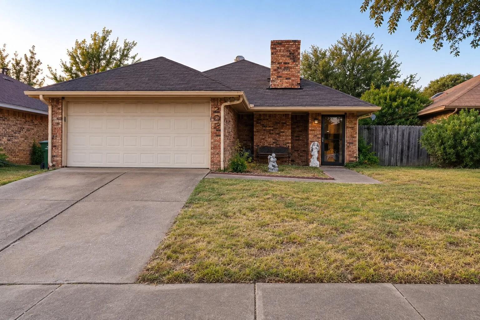 Single Family Residence For Sale in Denton County , 2023 Lorient Drive, Carrollton, Texas 75007, 3 Bedroom, 2 Bathroom, 2 Garage spaces, 1,155 Sqft, built in 1982, mls#21392180, Real Estate Agent in Carrollton, Homes For Sale in Denton county, Homes For Sale in Carrollton, Realtor in Carrollton Texas, Real Estate Brokerage Independent Realty Texas, Luminita Cordes Realtor