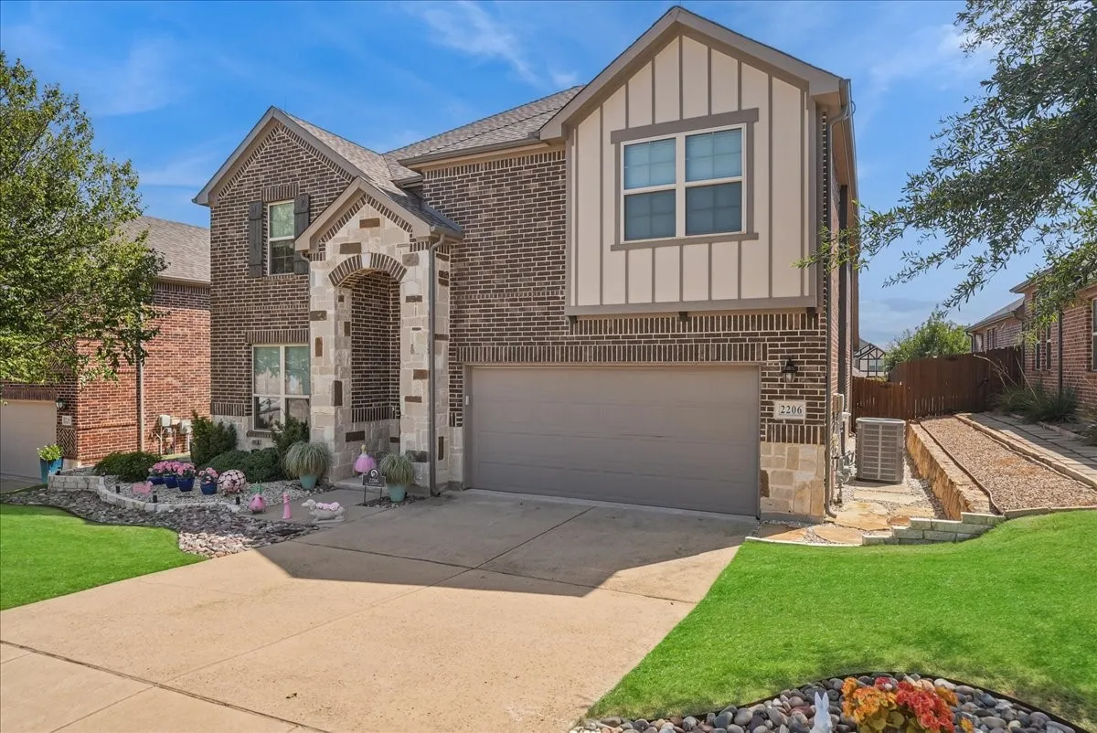 Spacious sideyard with attractive stonework for a clean look and easy maintenance.