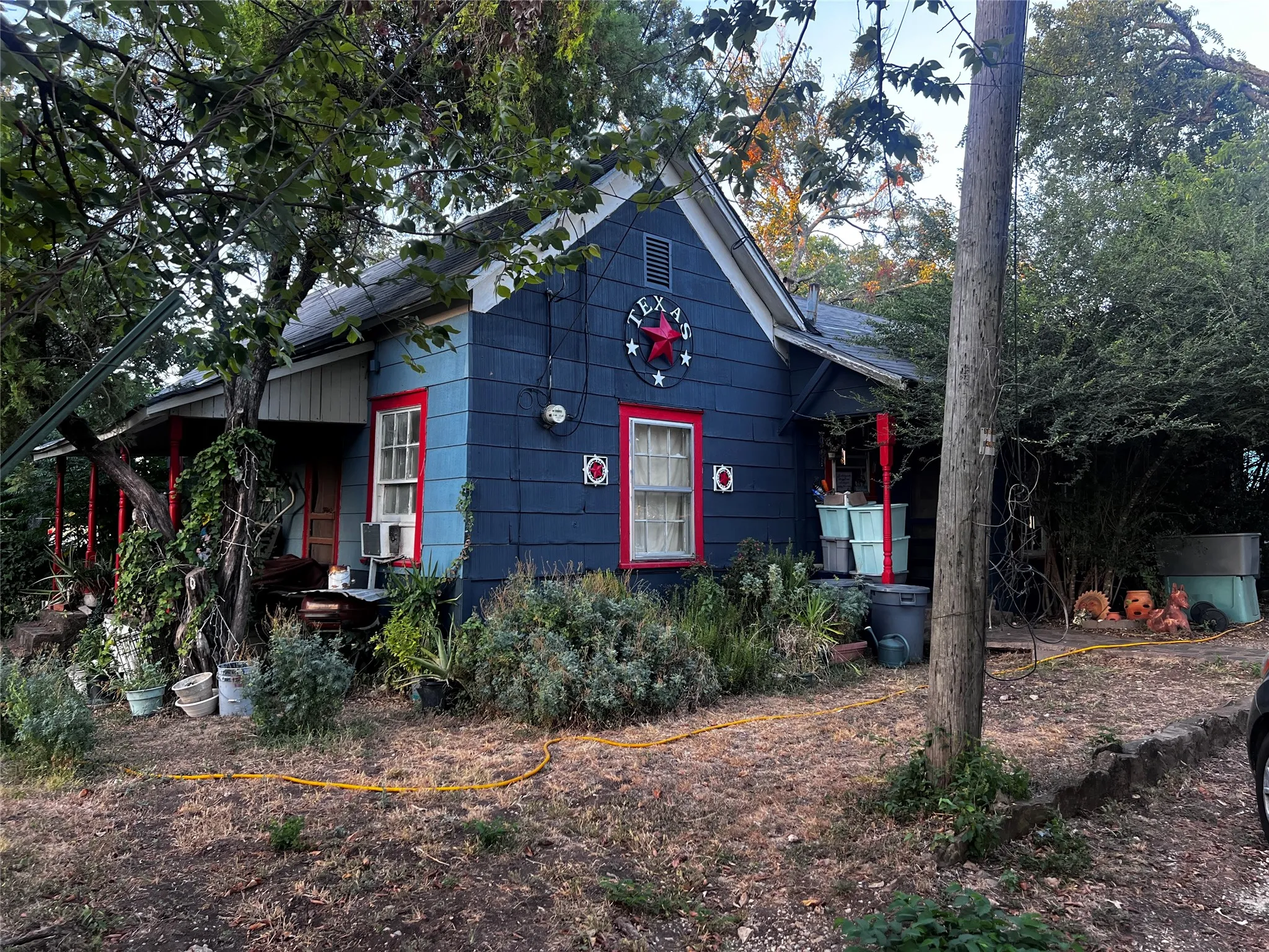 Single Family Residence For Sale in Ellis County , 902 N 9th Street, Midlothian, Texas 76065, 3 Bedroom, 2 Bathroom, Garage spaces, 1,722 Sqft, built in 1935, mls#21392234, Real Estate Agent in Midlothian, Homes For Sale in Ellis county, Homes For Sale in Midlothian, Realtor in Midlothian Texas, Real Estate Brokerage Independent Realty Texas, Luminita Cordes Realtor