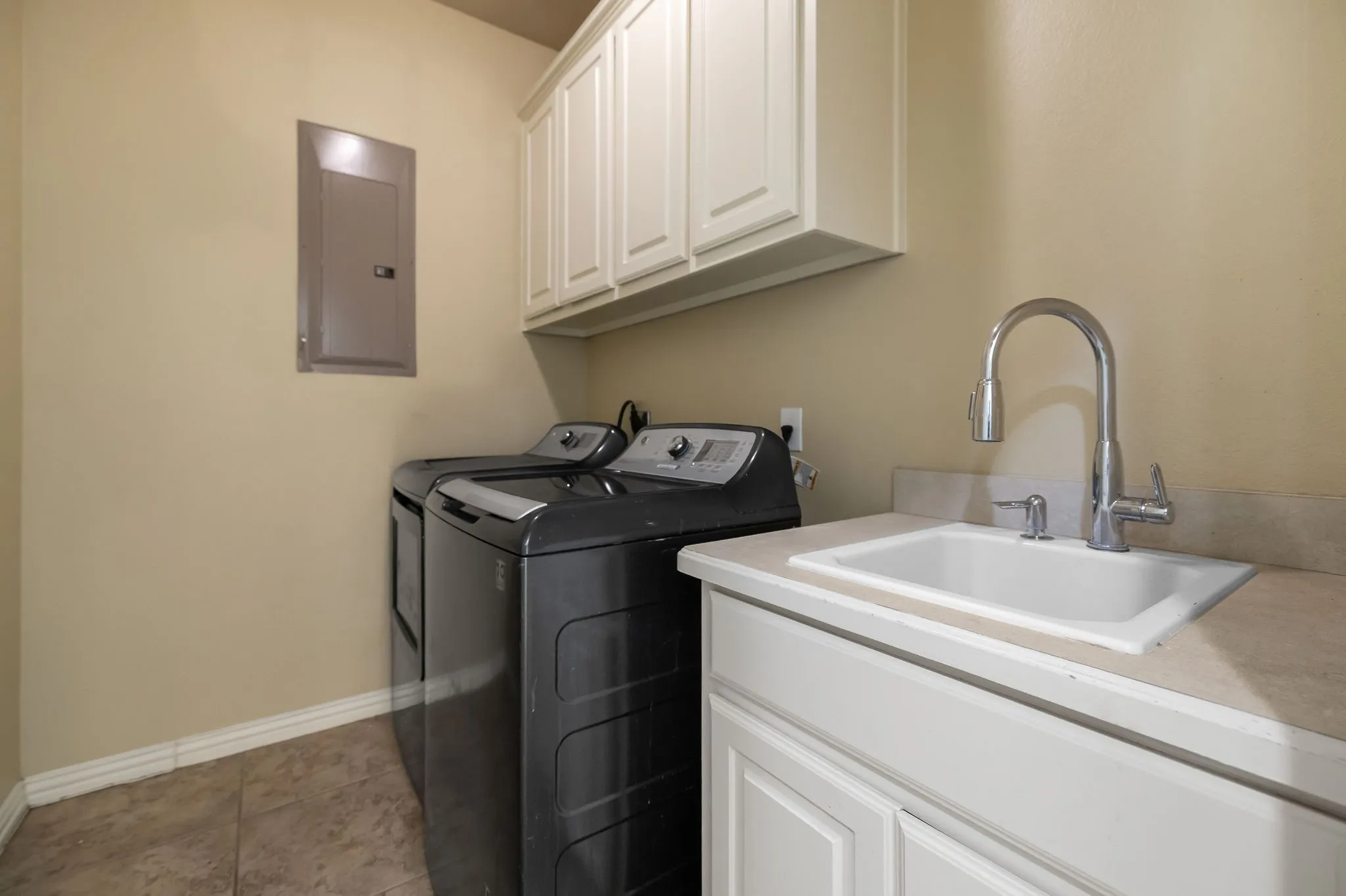 Townhouse For Sale in Collin County , 8340 Library Street, Frisco, Texas 75034, 4 Bedroom, 5 Bathroom, 2 Garage spaces, 3,860 Sqft, built in 2002, mls#21379482, Real Estate Agent in Frisco, Homes For Sale in Collin county, Homes For Sale in Frisco, Realtor in Frisco Texas, Real Estate Brokerage Independent Realty Texas, Luminita Cordes Realtor