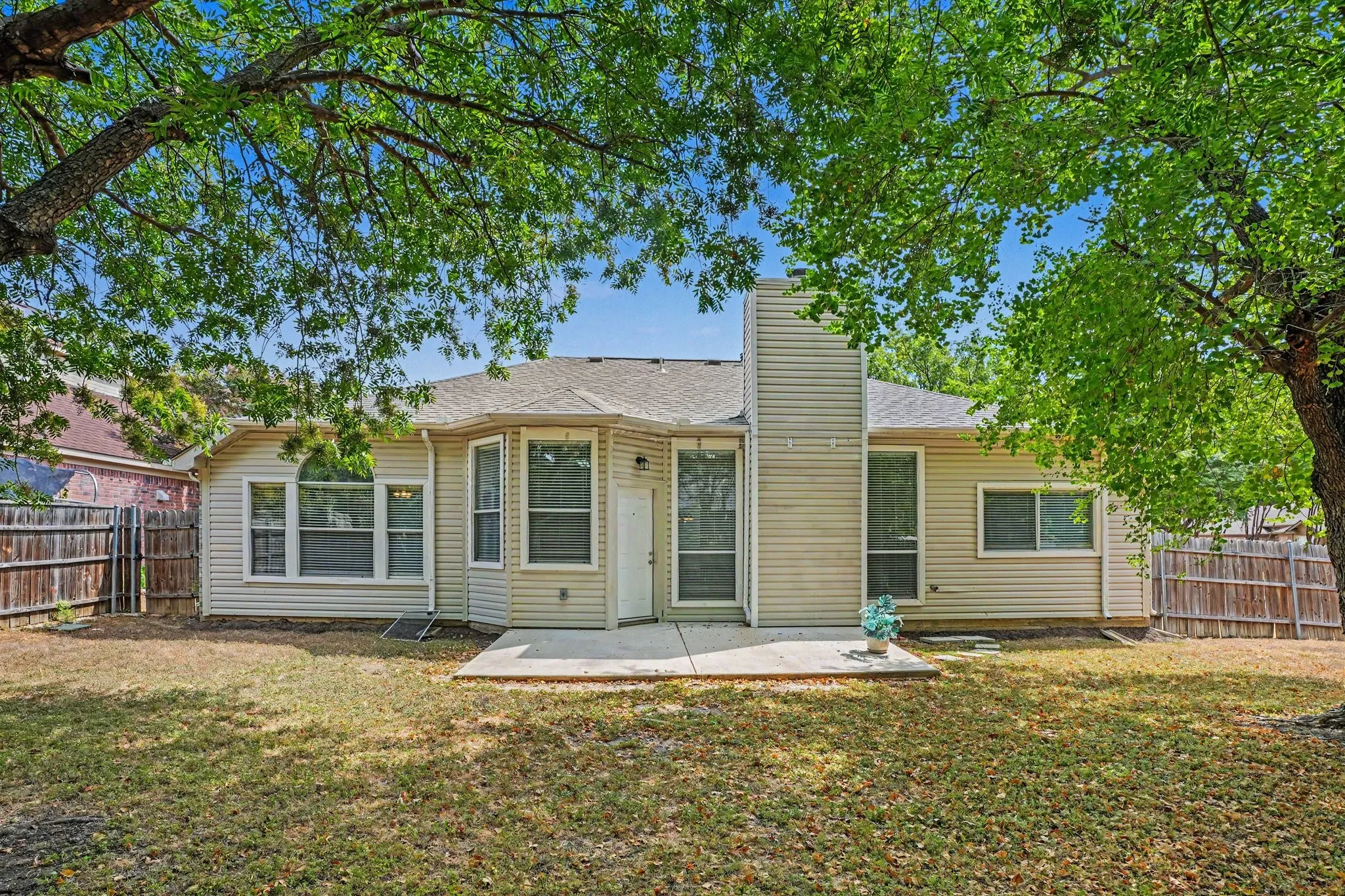 Single Family Residence For Sale in Tarrant County , 5612 Greenwich Drive, Arlington, Texas 76018, 3 Bedroom, 2 Bathroom, 2 Garage spaces, 1,544 Sqft, built in 1993, mls#21392245, Real Estate Agent in Arlington, Homes For Sale in Tarrant county, Homes For Sale in Arlington, Realtor in Arlington Texas, Real Estate Brokerage Independent Realty Texas, Luminita Cordes Realtor