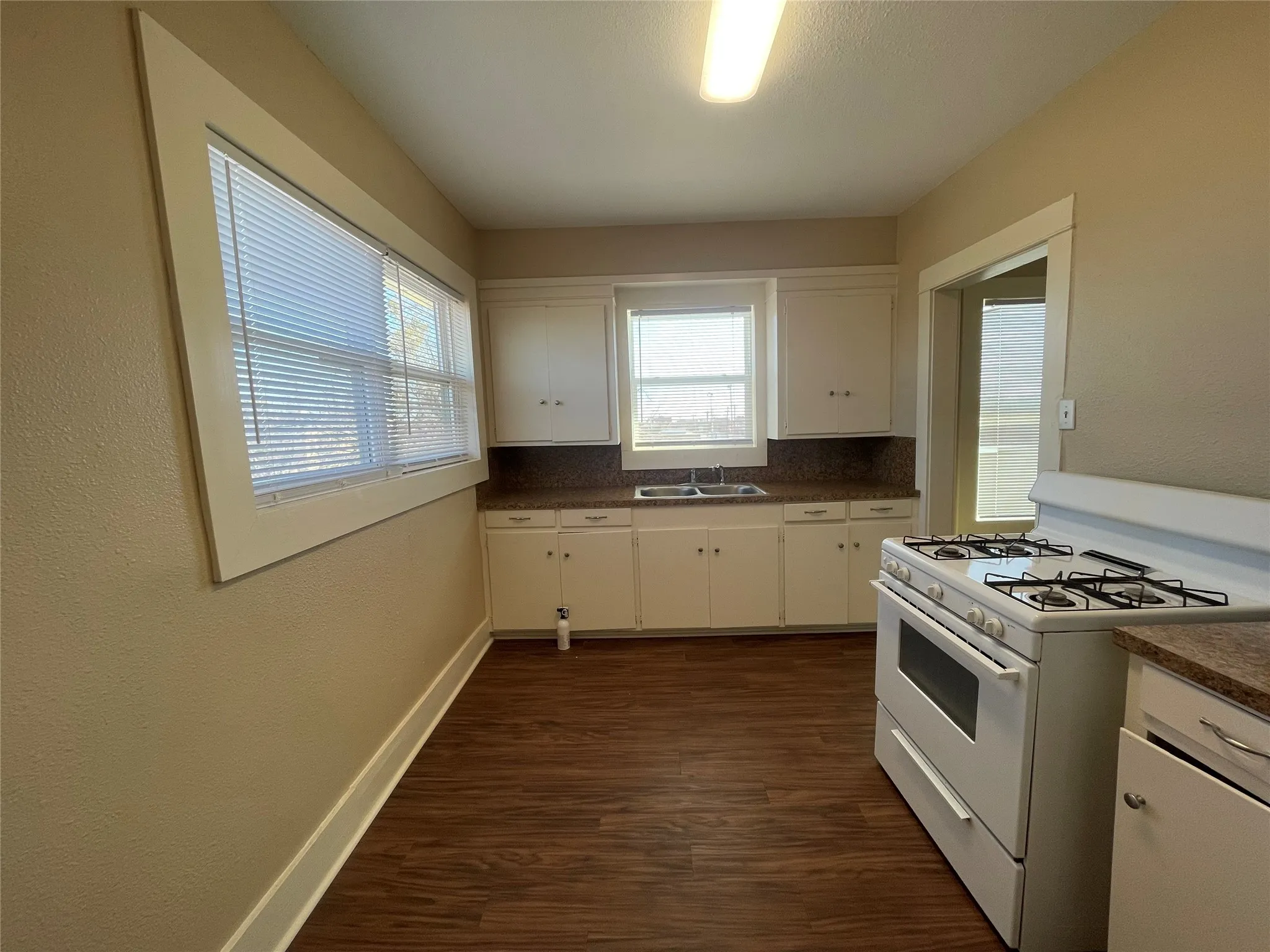 Quadruplex For Rent in Taylor County , 1702 S 3rd Street, Abilene, Texas 79602, 1 Bedroom, 1 Bathroom, Garage spaces, 2,952 Sqft, built in 1926, mls#21392244, Real Estate Agent in Abilene, Homes For Rent in Taylor county, Homes For Rent in Abilene, Realtor in Abilene Texas, Real Estate Brokerage Independent Realty Texas, Luminita Cordes Realtor