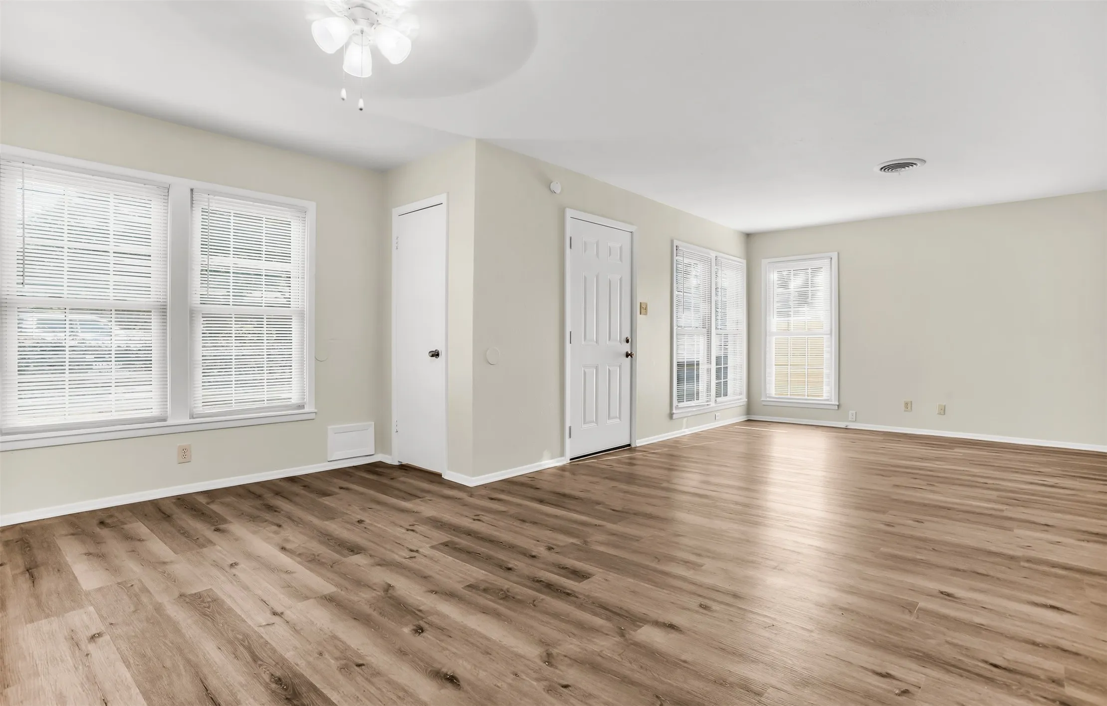 Single Family Residence For Sale in Tarrant County , 6216 Windermere Place, Fort Worth, Texas 76112, 3 Bedroom, 1 Bathroom, 1 Garage spaces, 1,716 Sqft, built in 1955, mls#21392248, Real Estate Agent in Fort Worth, Homes For Sale in Tarrant county, Homes For Sale in Fort Worth, Realtor in Fort Worth Texas, Real Estate Brokerage Independent Realty Texas, Luminita Cordes Realtor