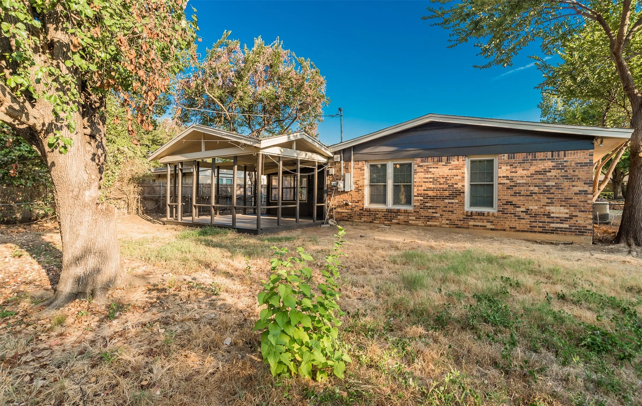Single Family Residence For Sale in Tarrant County , 6216 Windermere Place, Fort Worth, Texas 76112, 3 Bedroom, 1 Bathroom, 1 Garage spaces, 1,716 Sqft, built in 1955, mls#21392248, Real Estate Agent in Fort Worth, Homes For Sale in Tarrant county, Homes For Sale in Fort Worth, Realtor in Fort Worth Texas, Real Estate Brokerage Independent Realty Texas, Luminita Cordes Realtor